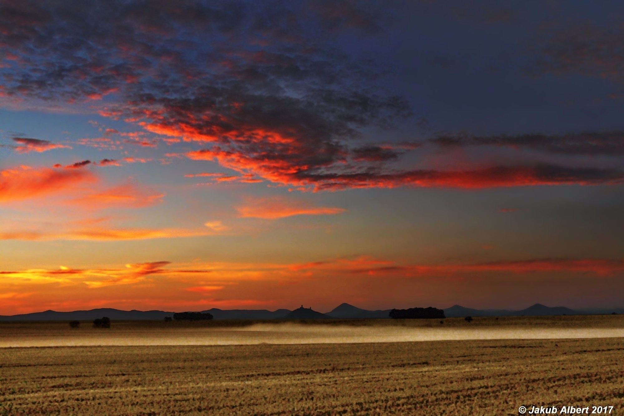 Červánky nad Českým středohořím