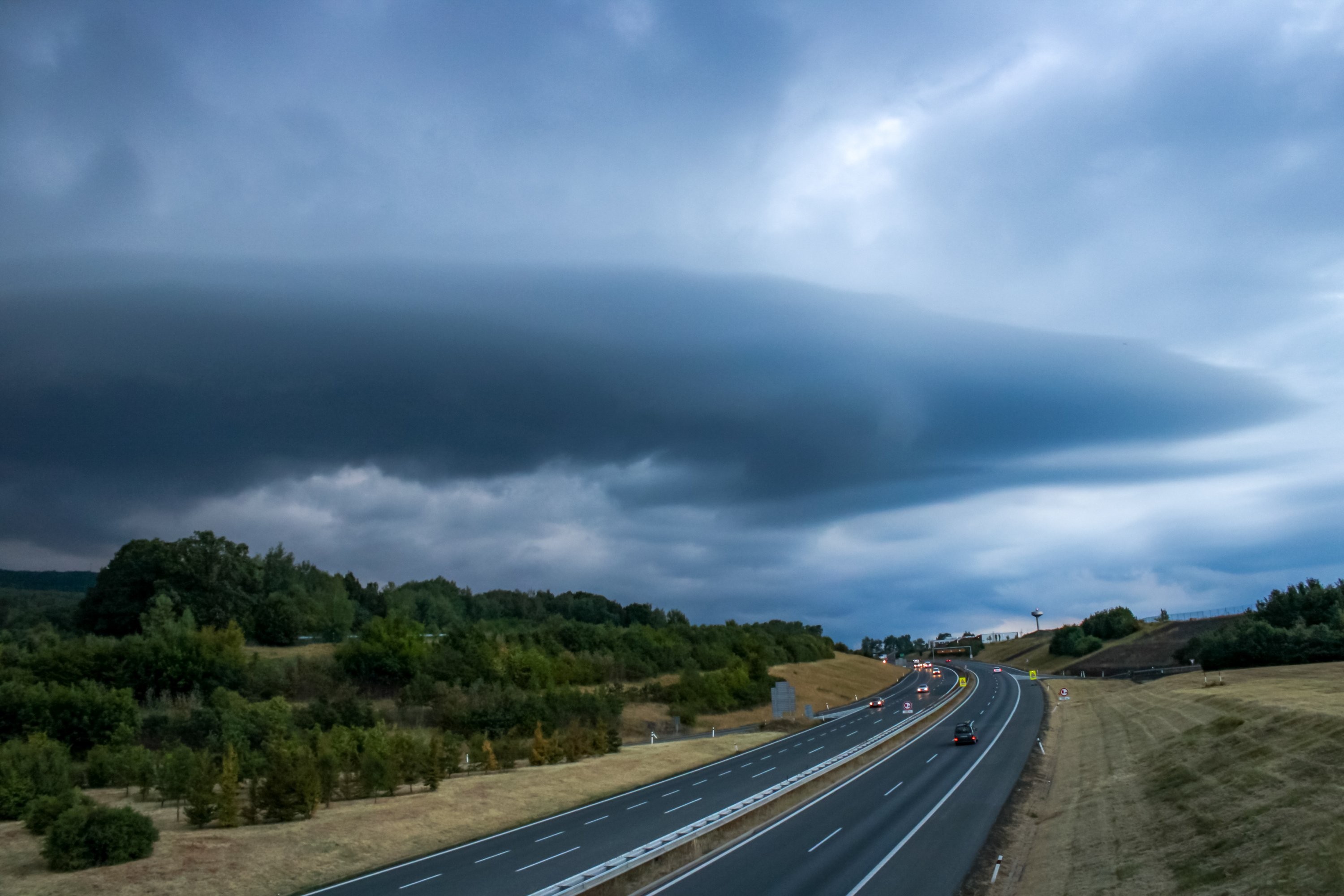 Talíř nad dálnicí