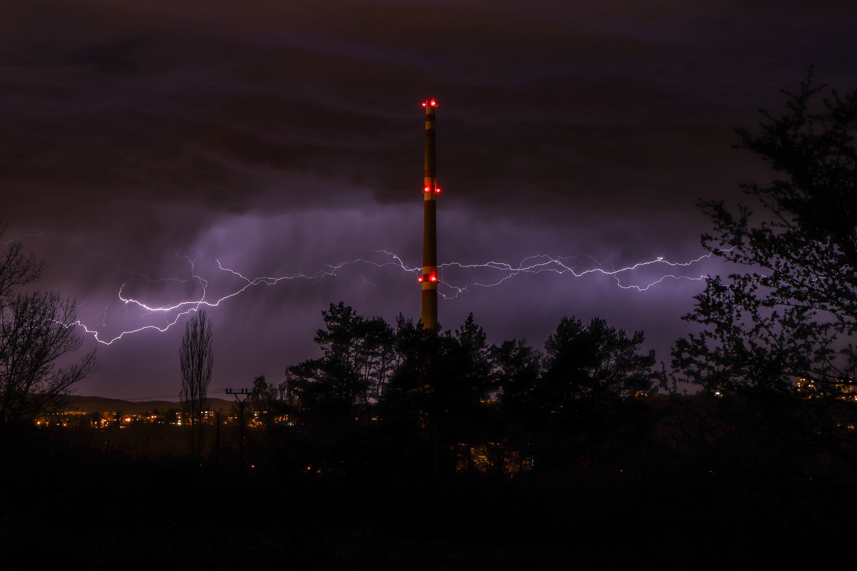 Blesk nad teplárenským komínem