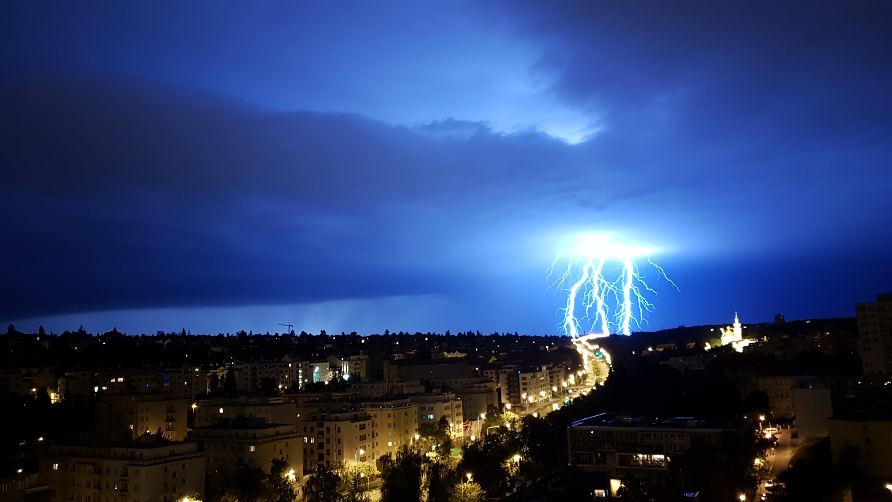 Ku Praze uhání bouřka