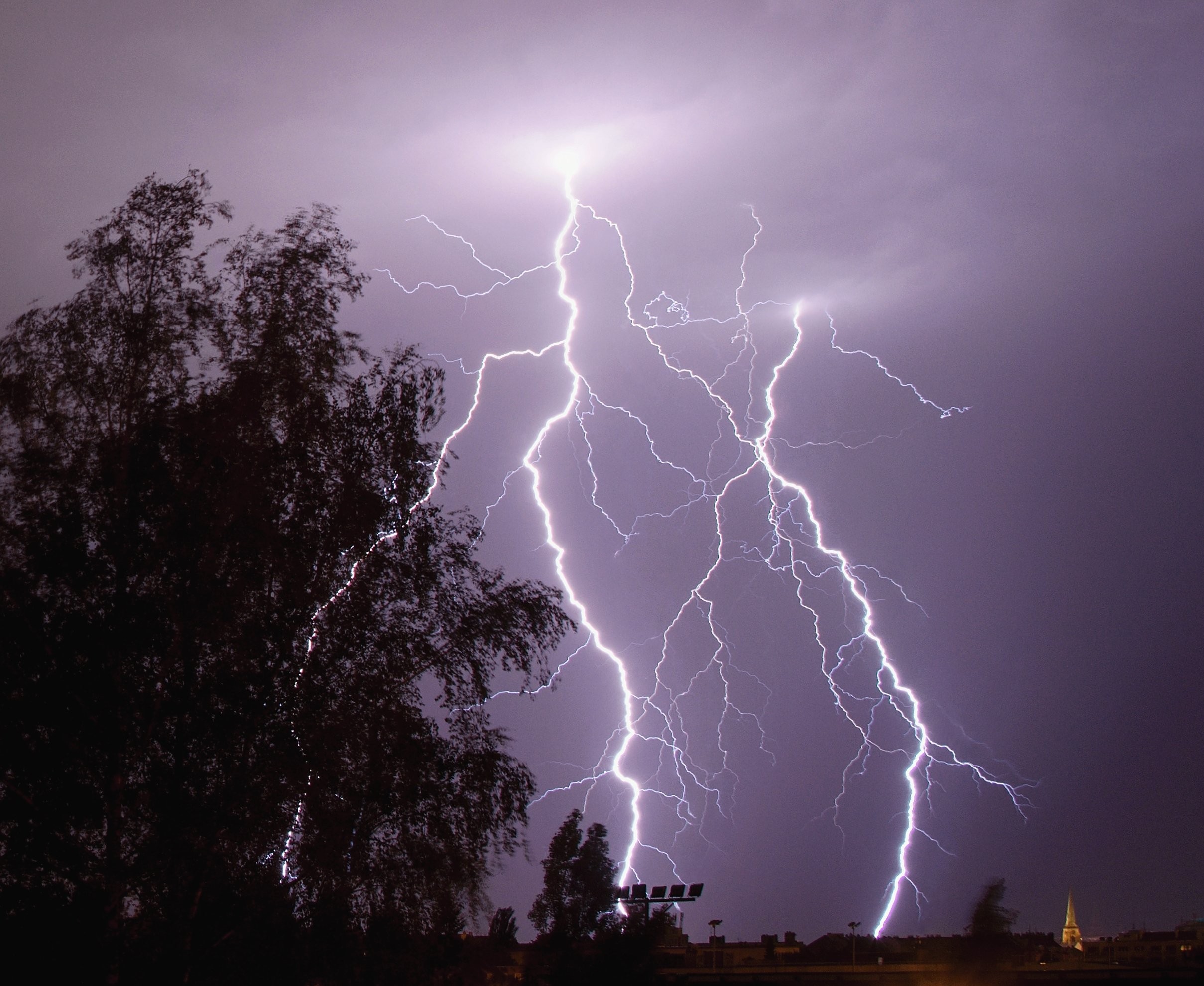 Blesky na začátku bouřky