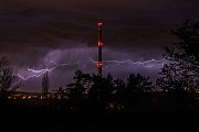 Blesk nad teplárenským komínem