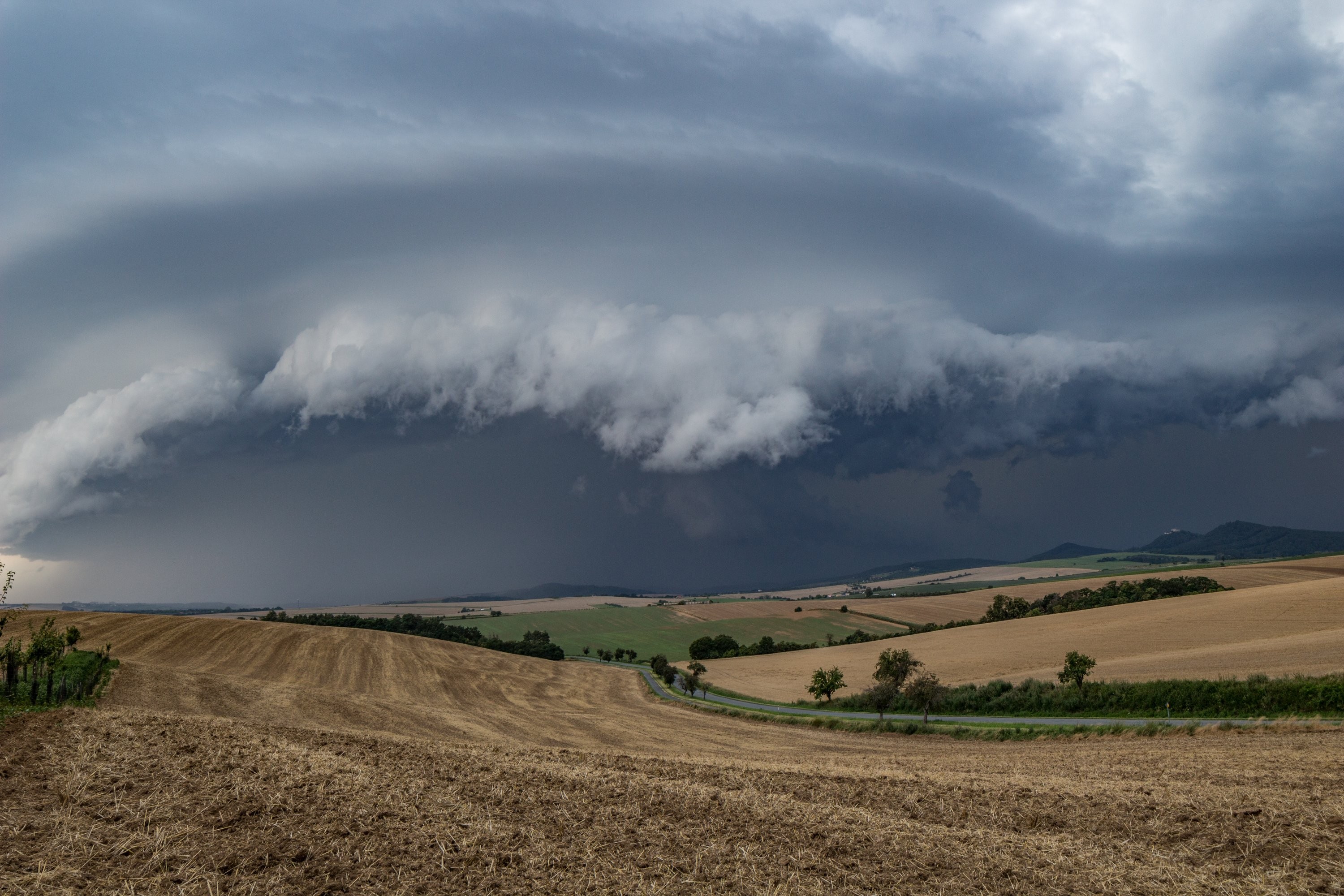 Příchod bouře nad Chřibami