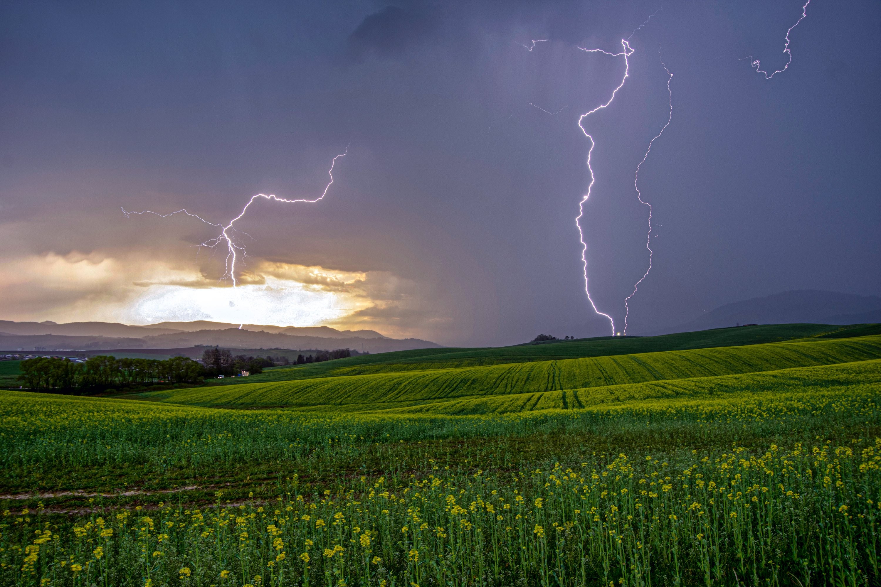 Jarná májová búrka