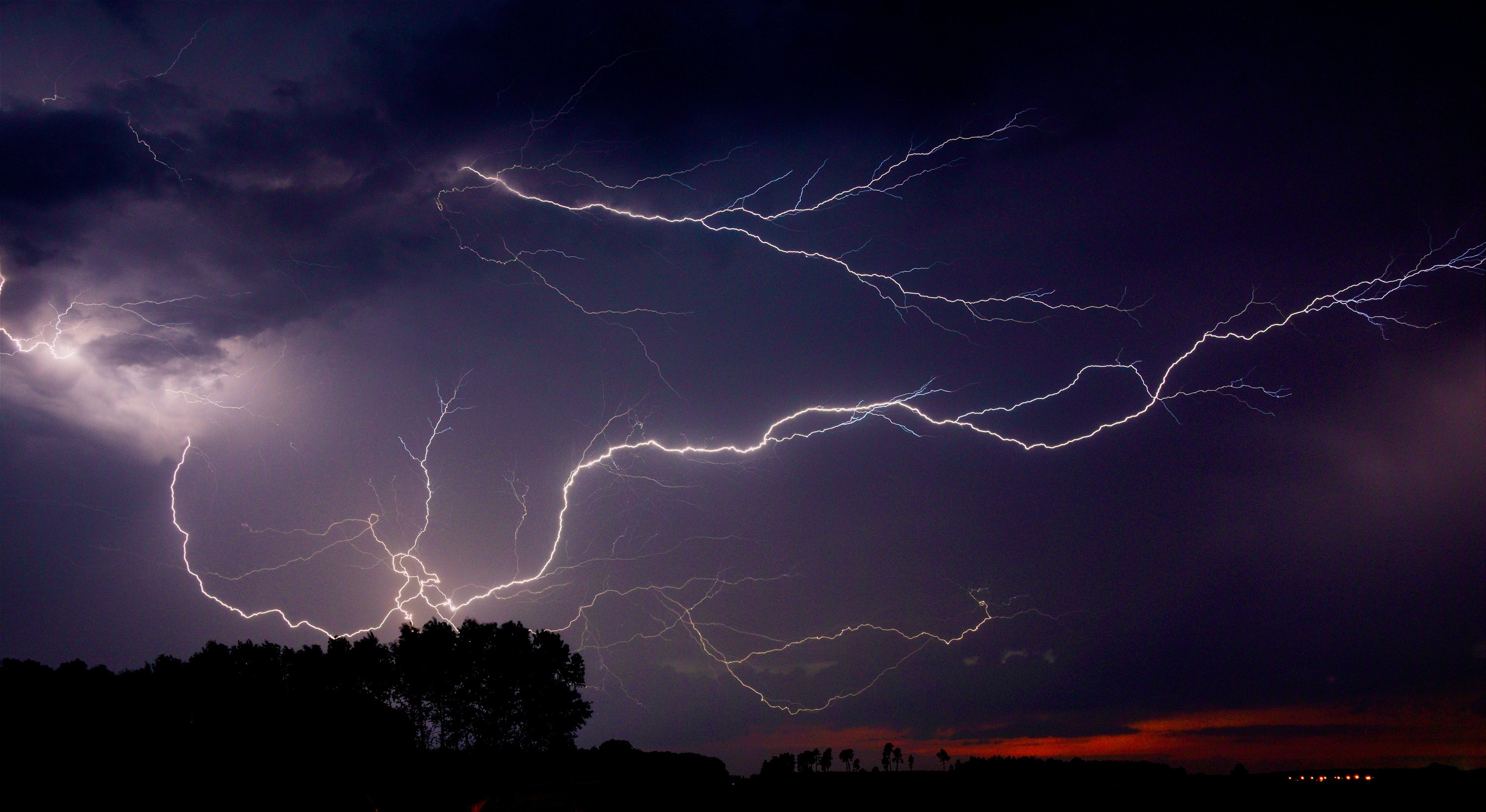 Blesk nad lesem u obce Strašov