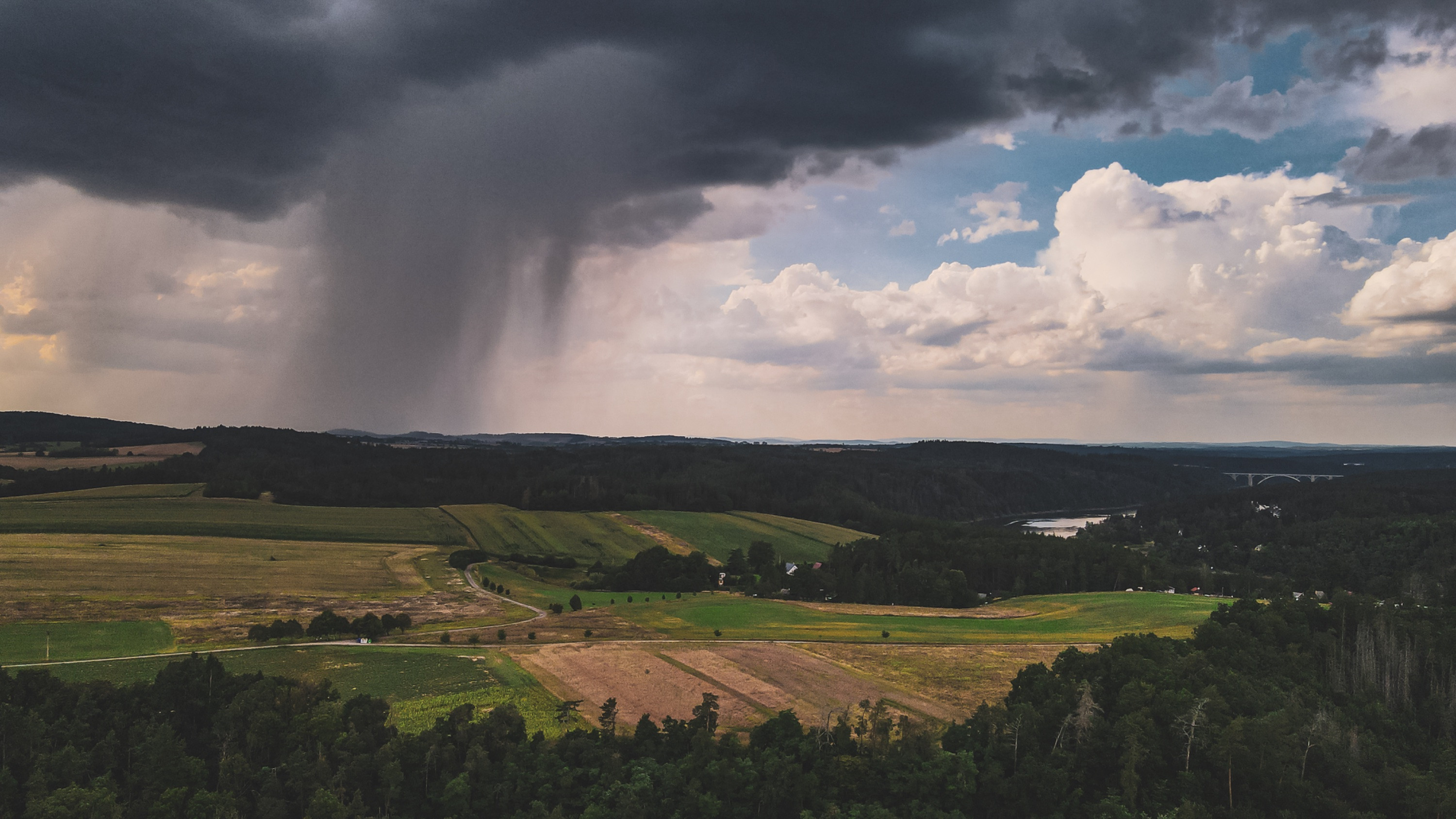 Srížkové pruhy z bouřky