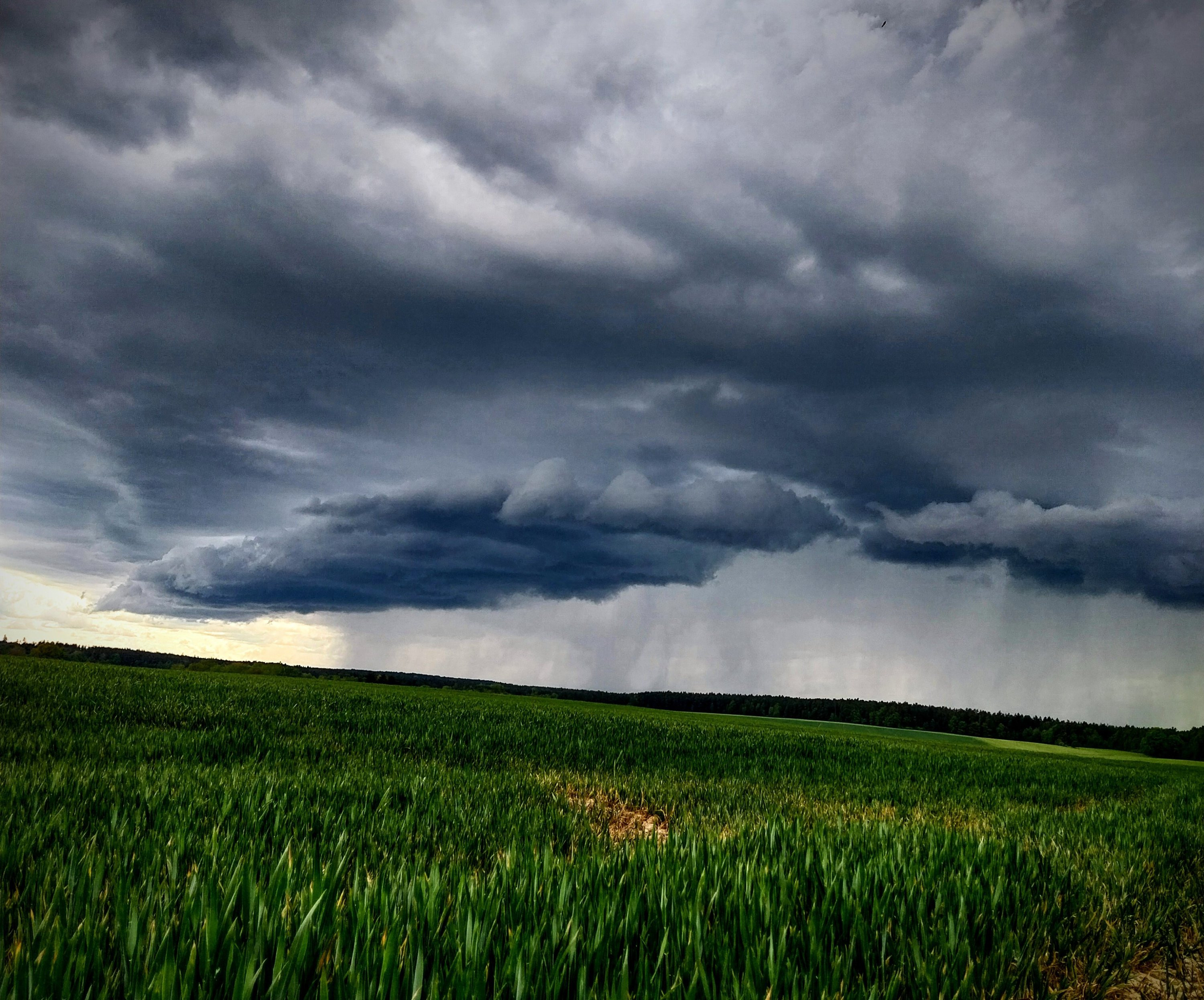 Příchod intenzivní bouřky od západu