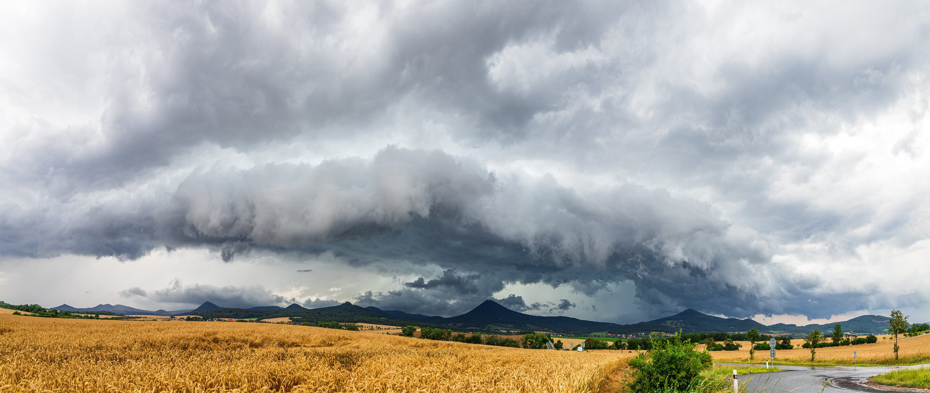Shelf cloud nad Středohořím