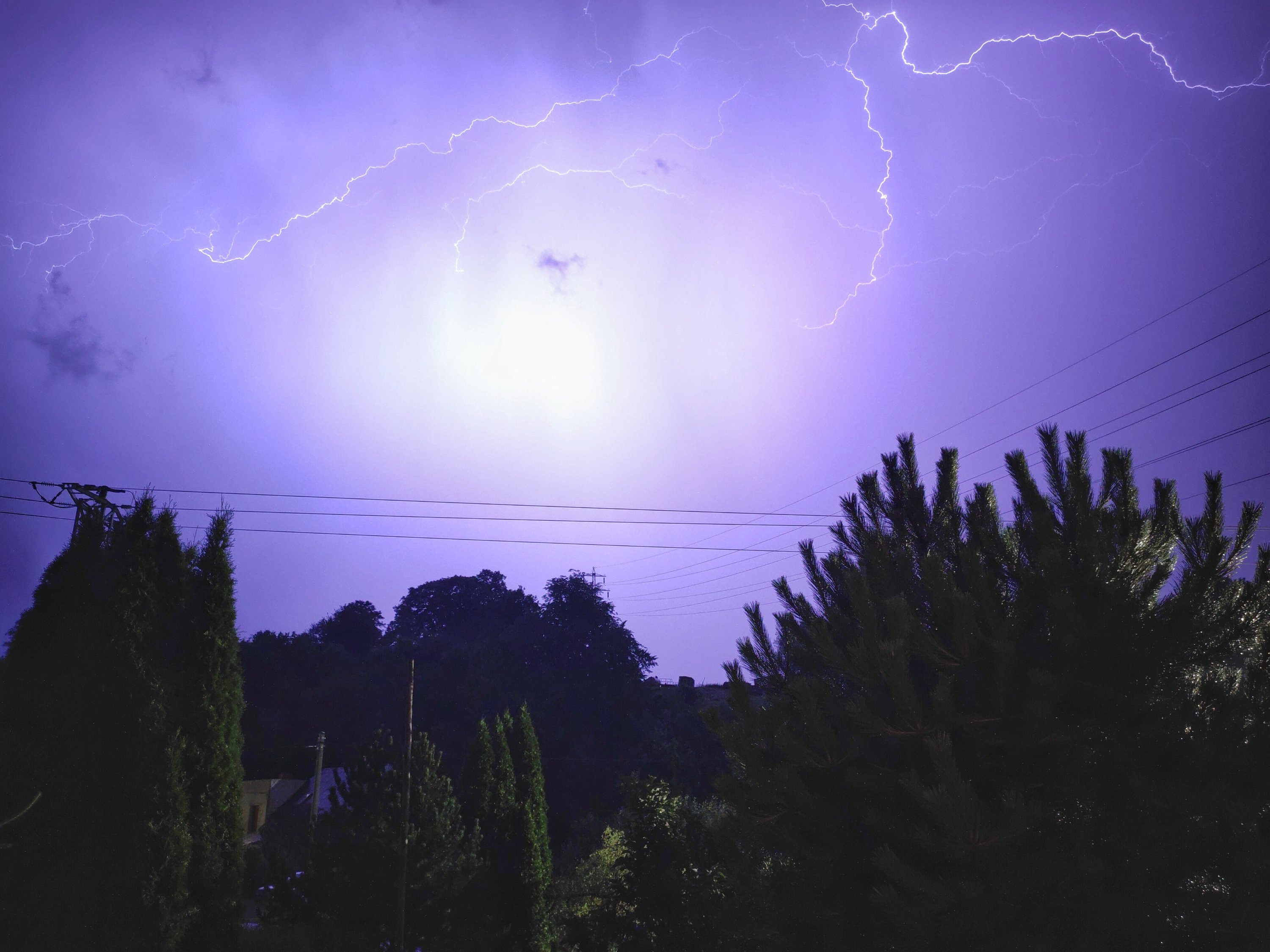 CC blesk přes celou oblohu