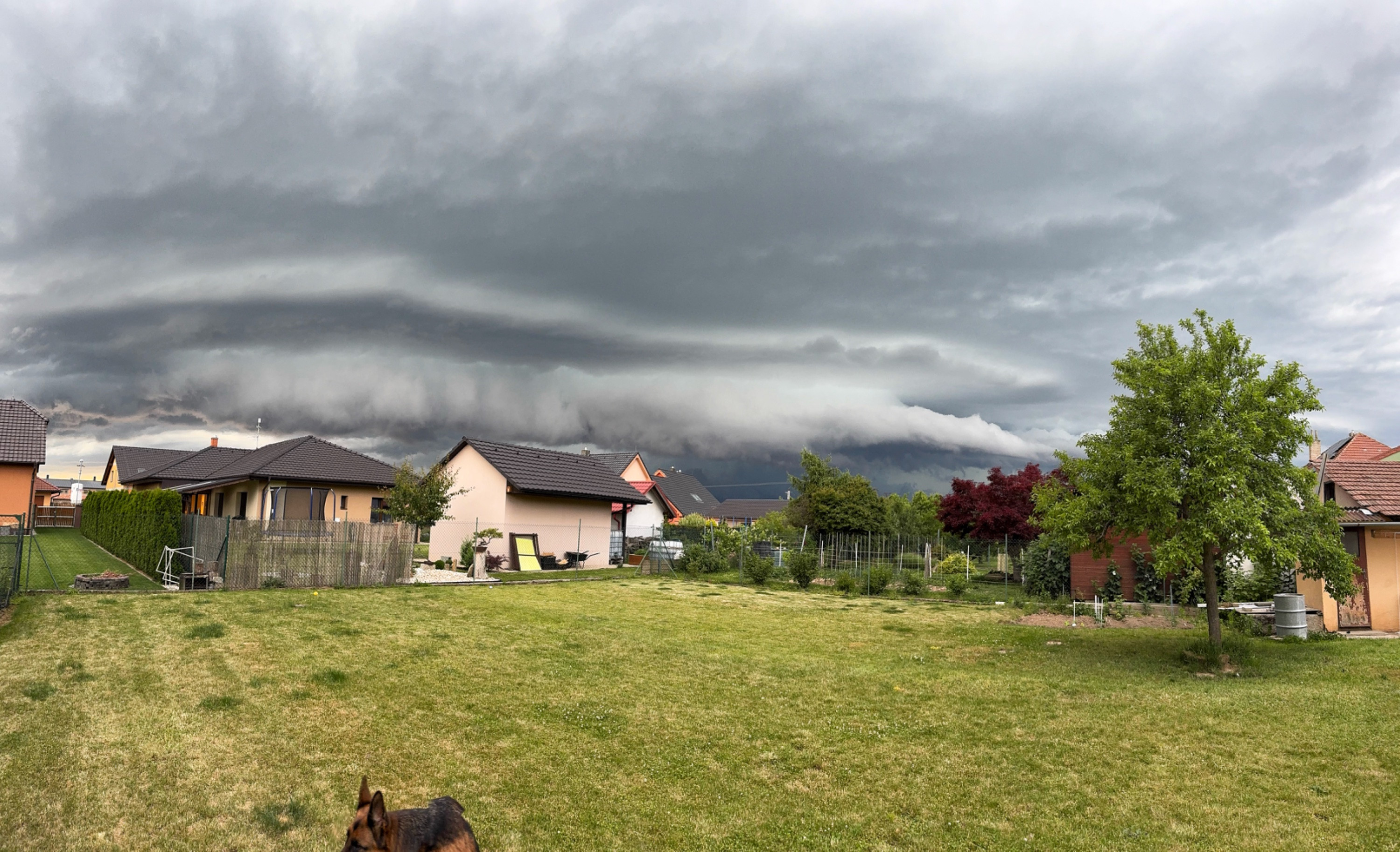 Výrazný shelf cloud nad domy