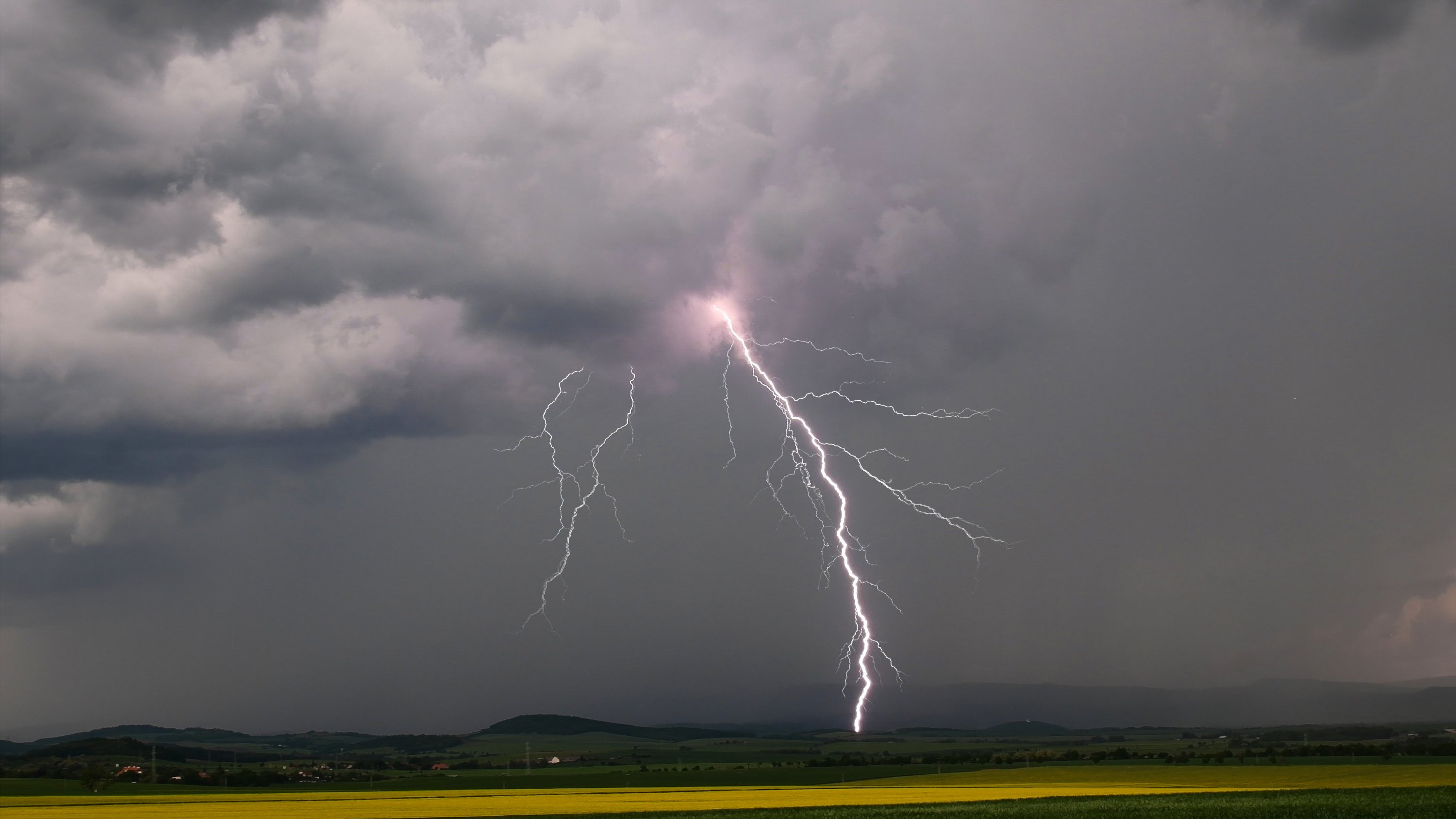 Příchod květnové odpolední bouřky