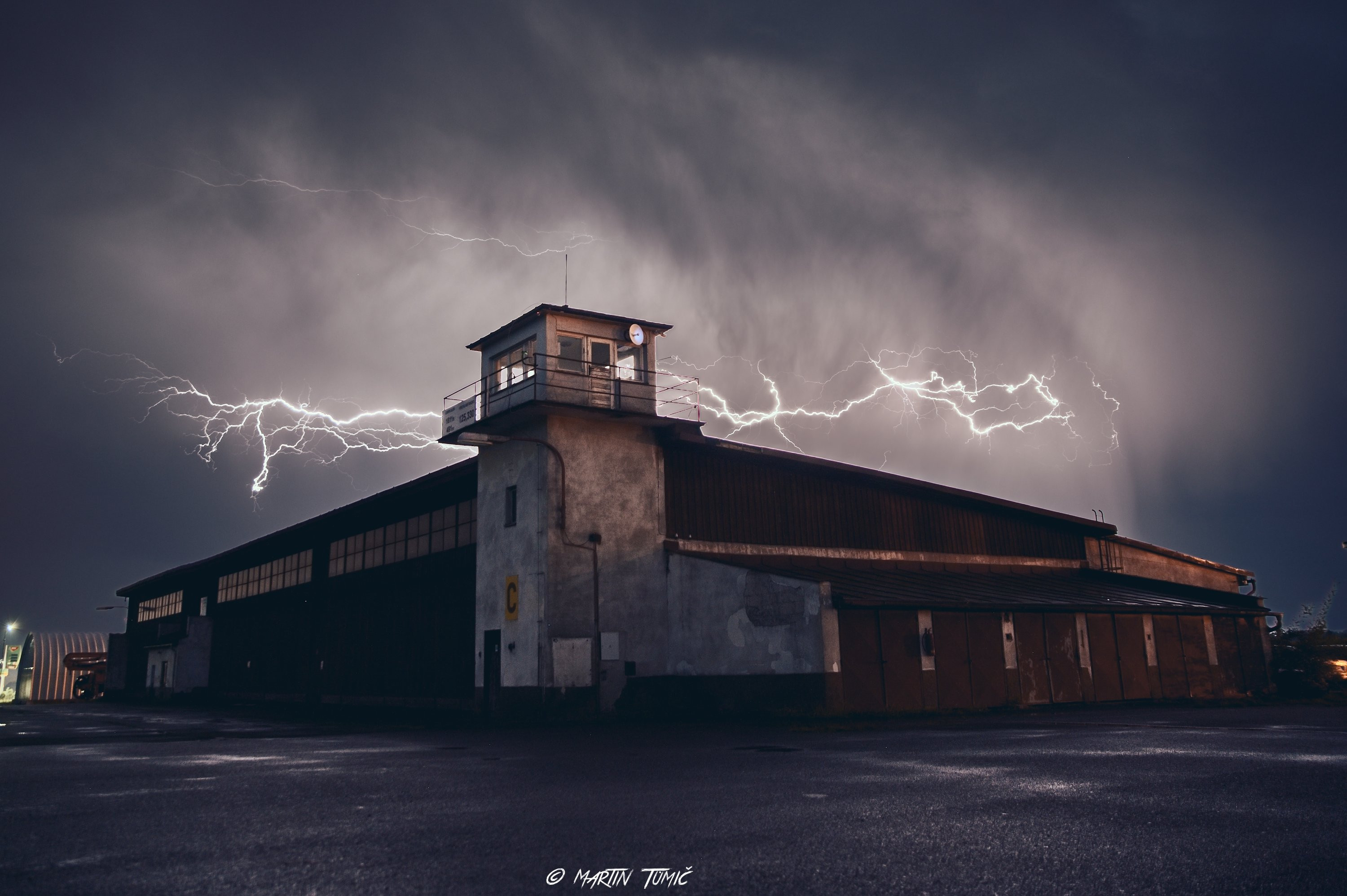 Blesk nad hangárem ve Vrchlabí