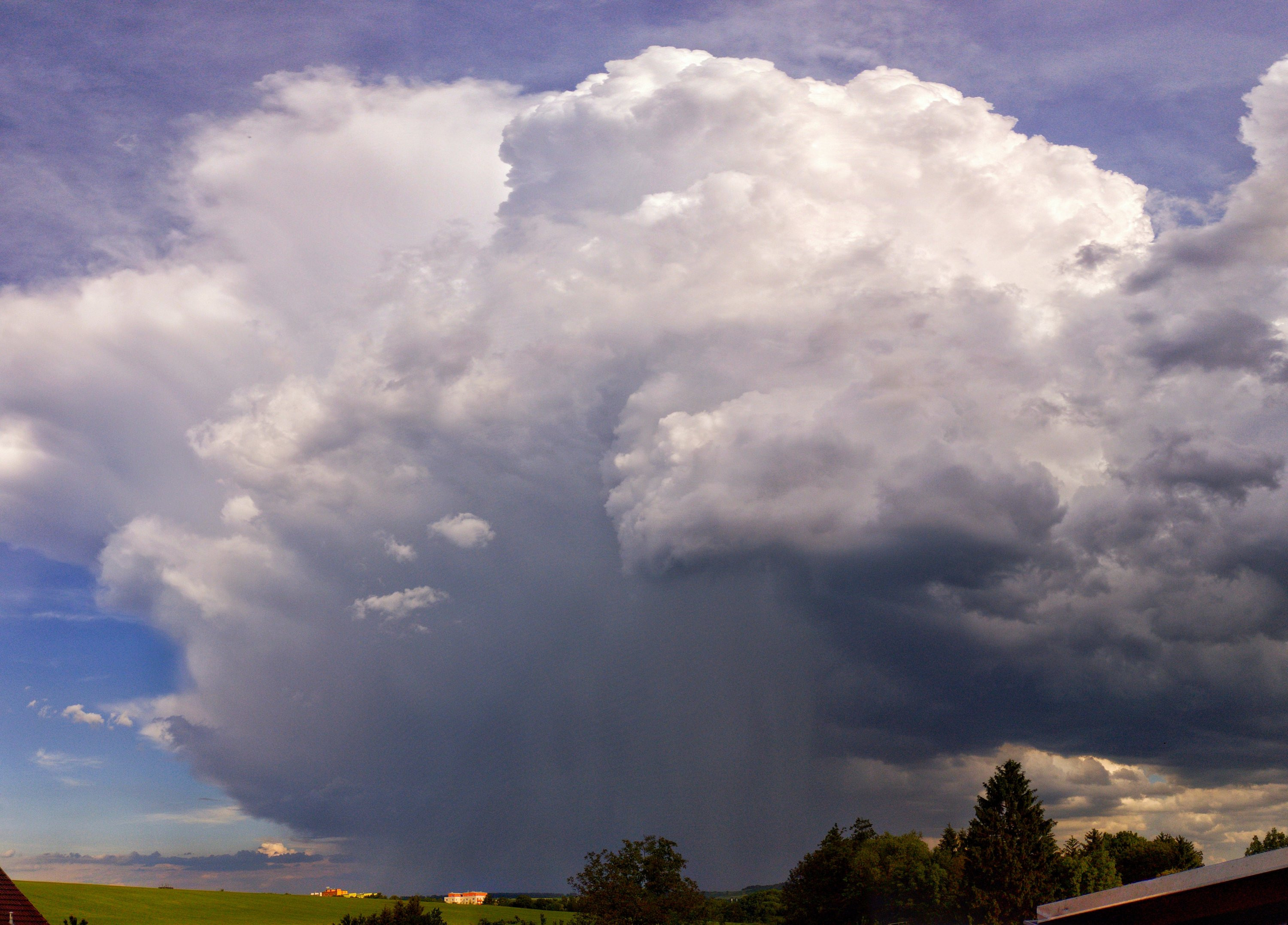 Vzdalující se bouřka s kroupami 