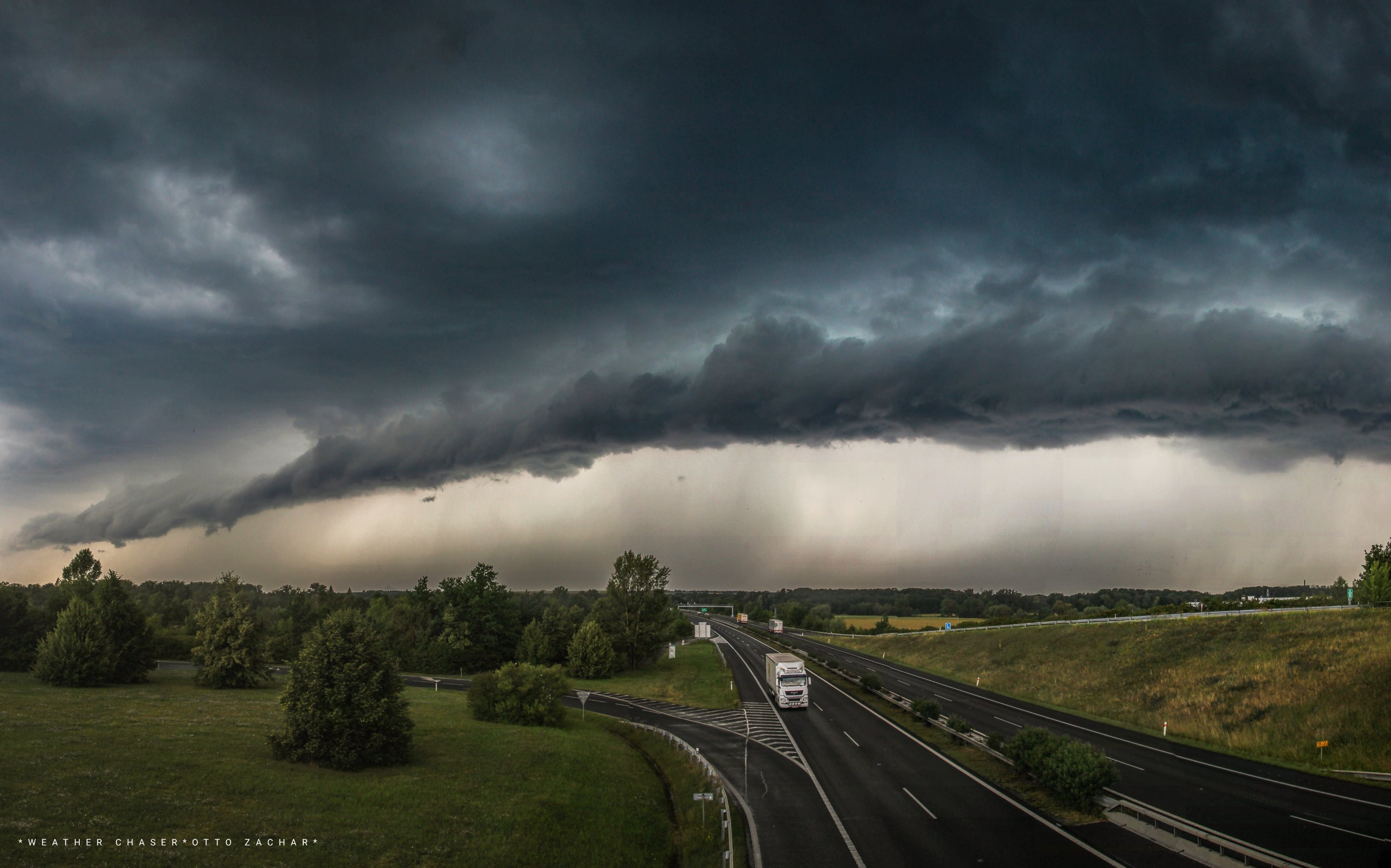 Zajímavá bouře s vysokou základnou 