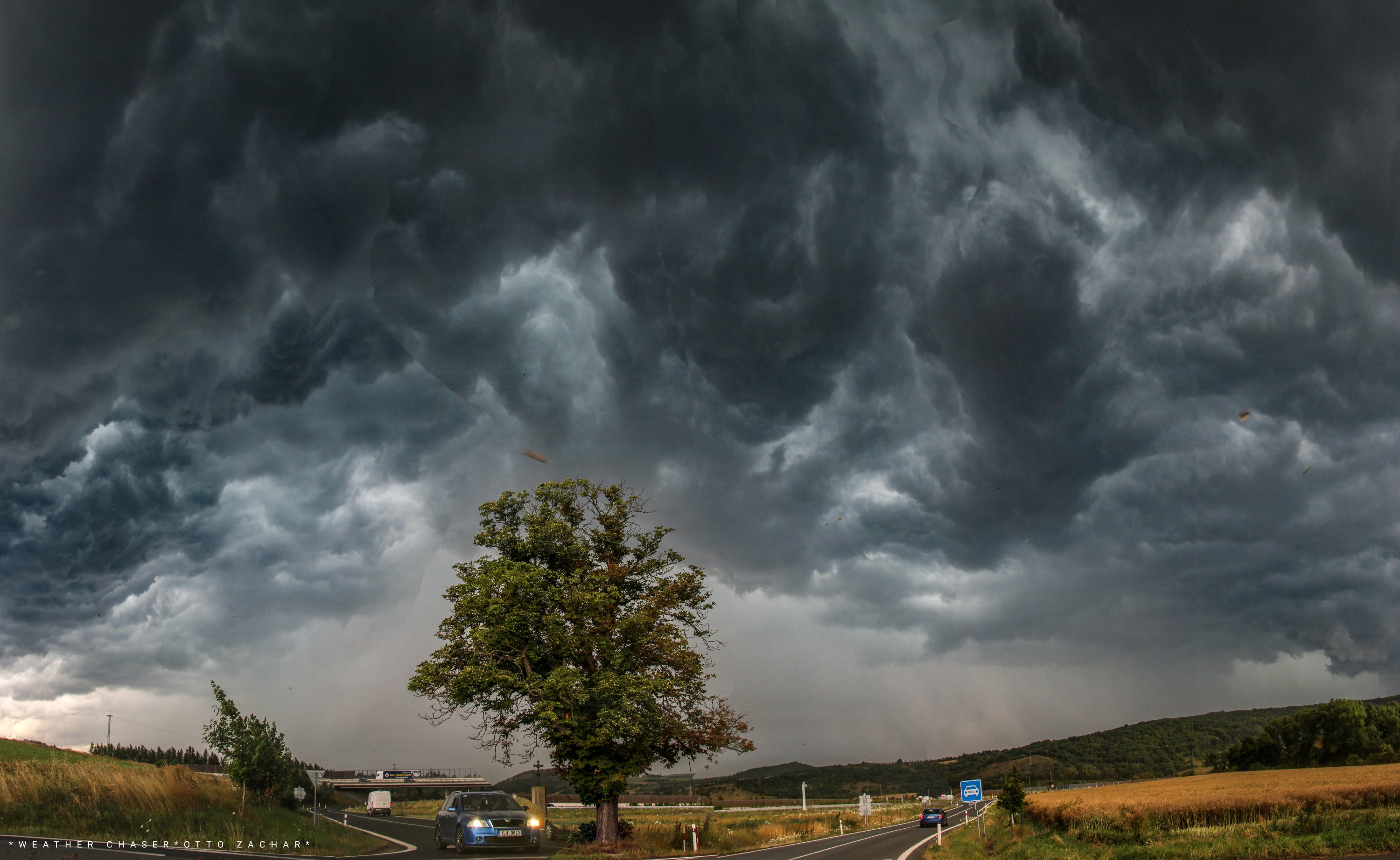 V tlamě bouře - pod shelfem