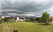 Výrazný shelf cloud nad domy