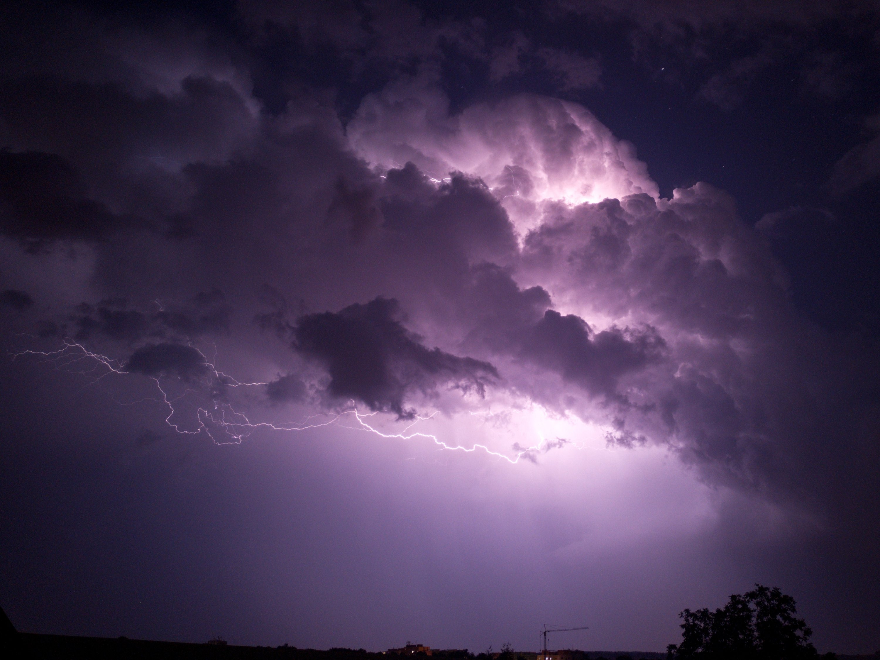 Cumulonimbus osvícený bleskem 