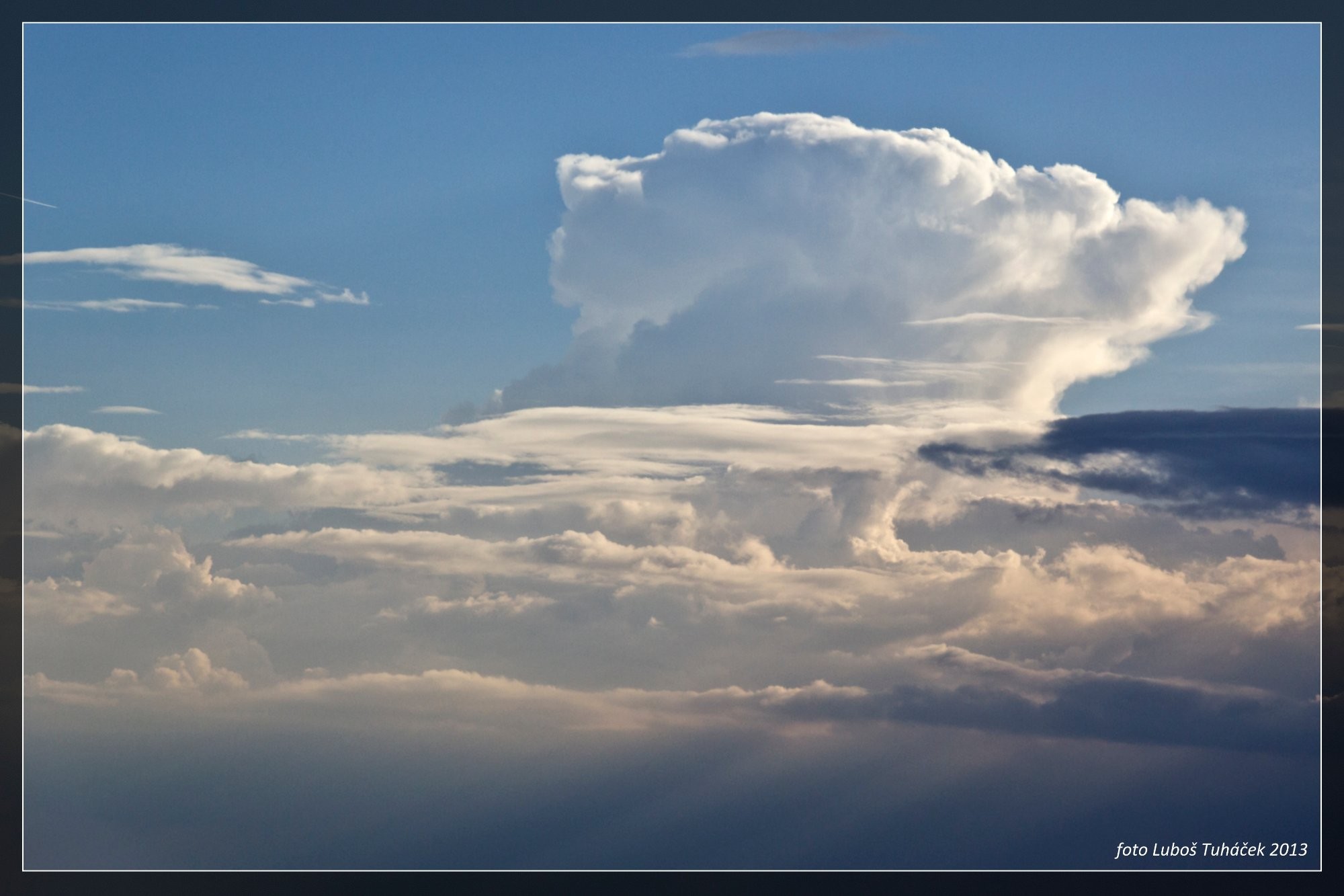 Vznikající kovadlina bouřky