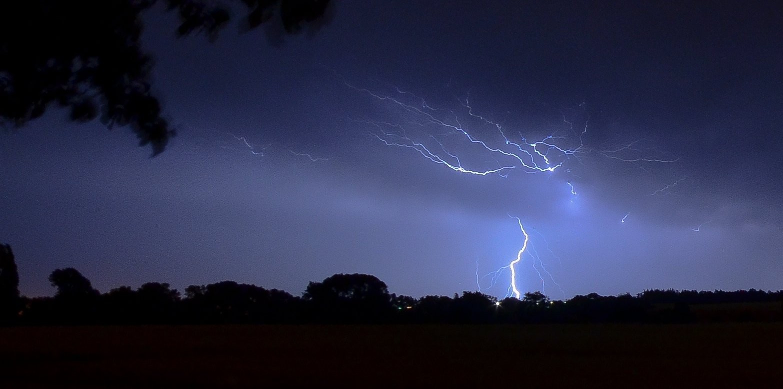 Blesky nad Velkými Popovicemi