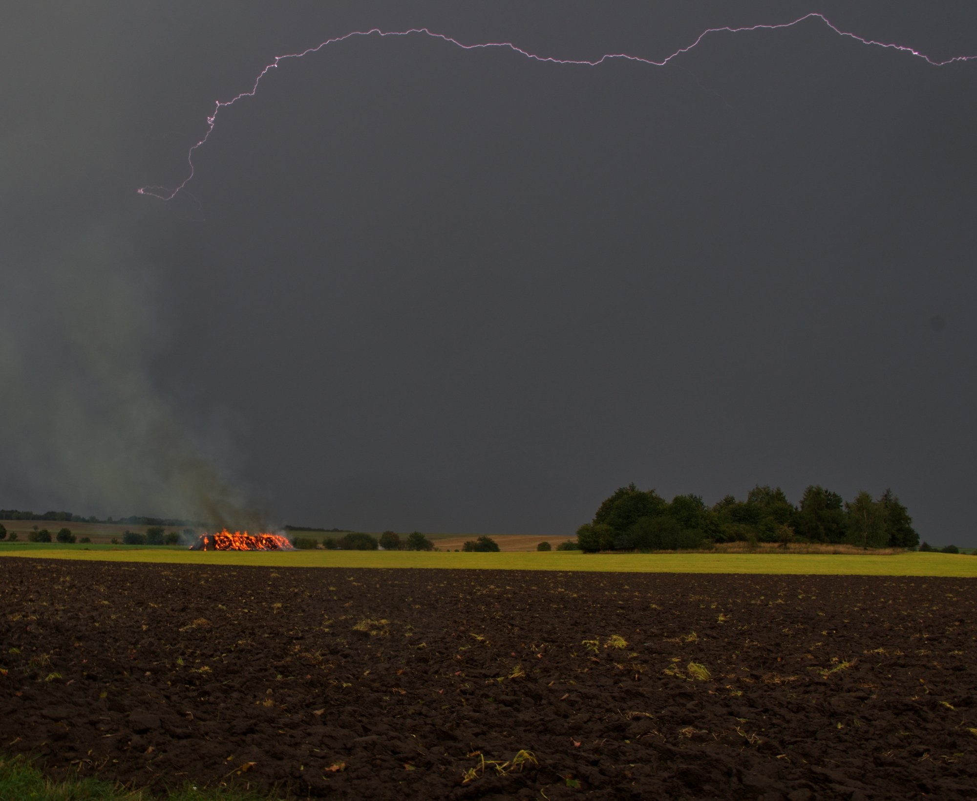 Stoh zapálený během bouřky