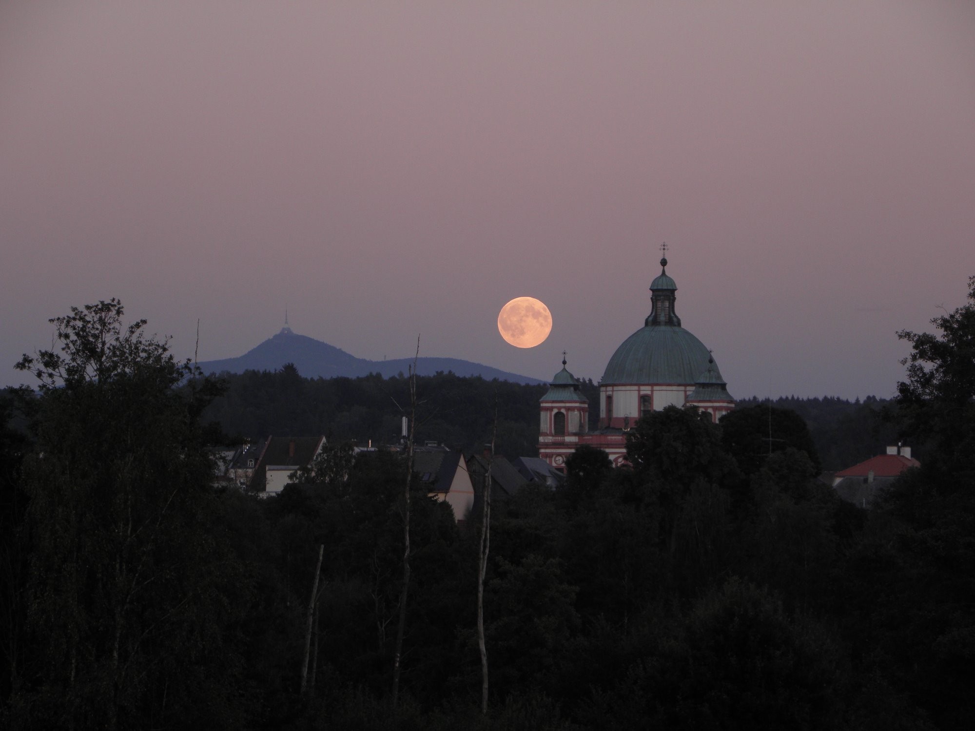 Jablonné v Podještědí při úplňku