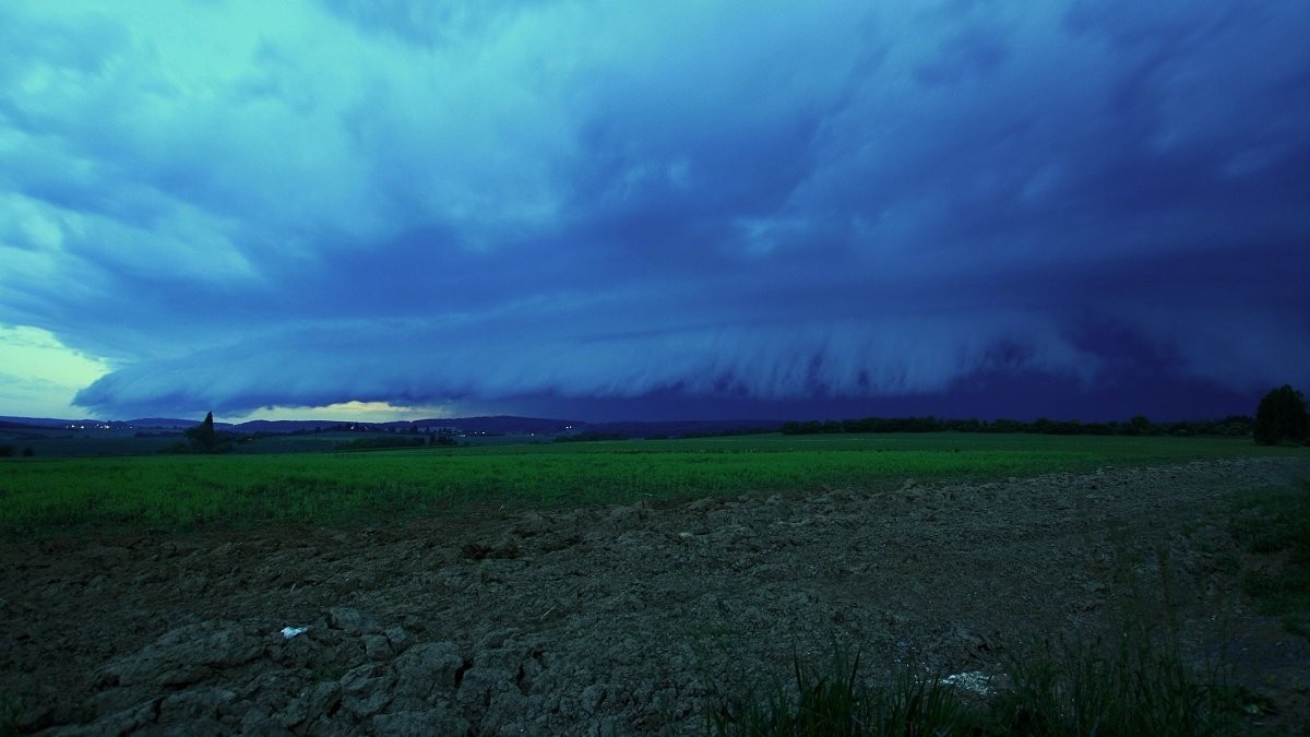 Shelf cloud před Přešticemi