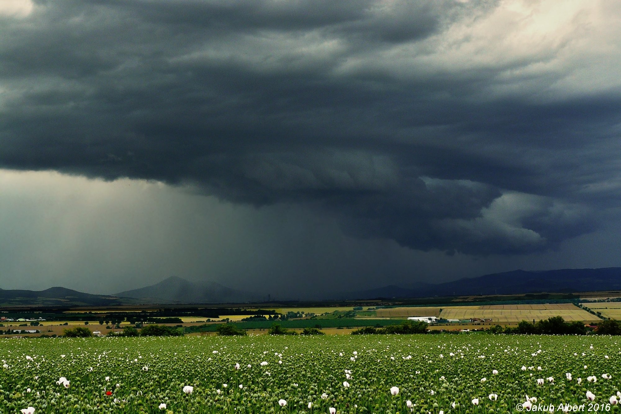 Bouřka nad Českým středohořím