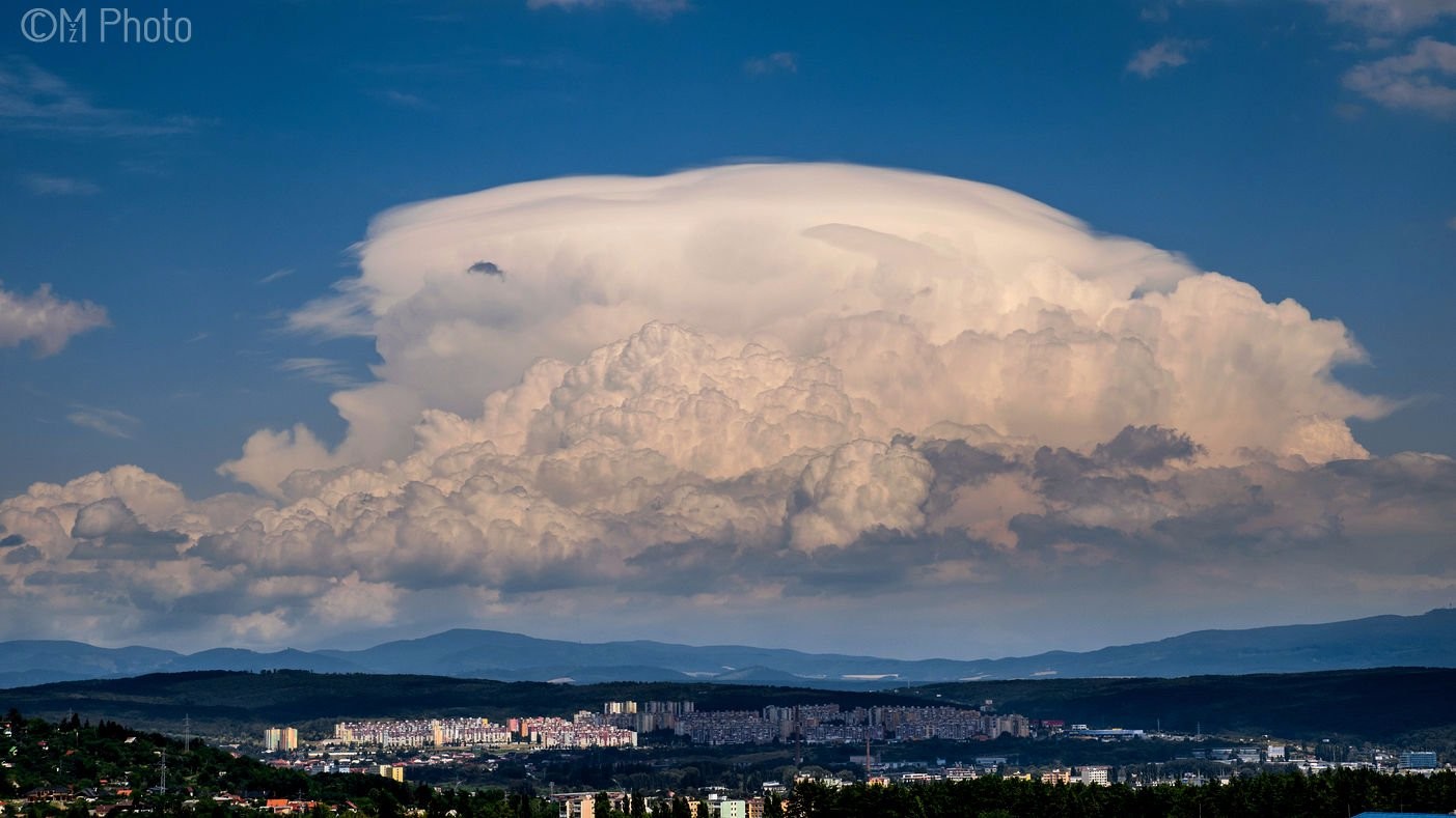 Cumulonimbus capilatus incus pileus
