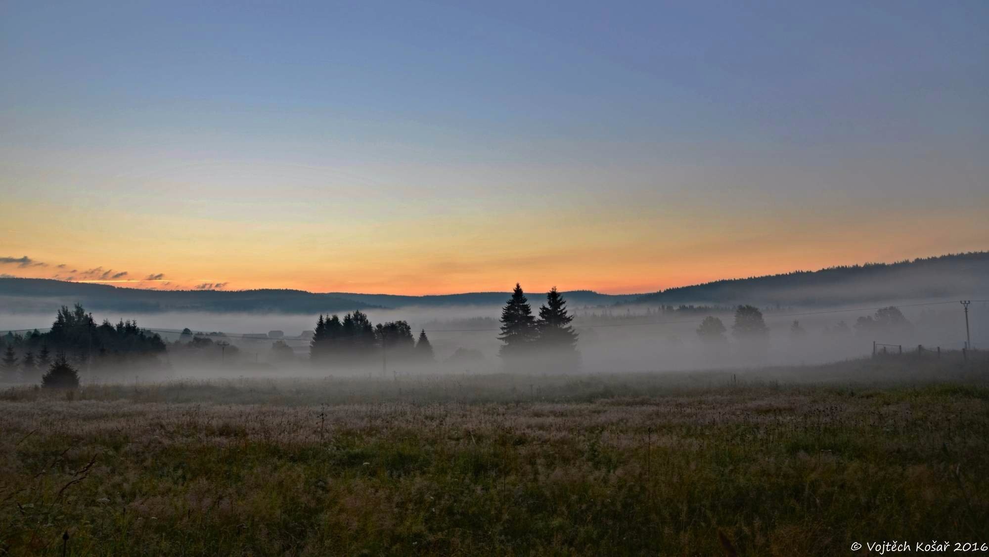 Východ slunce nad obcí Borová Lada