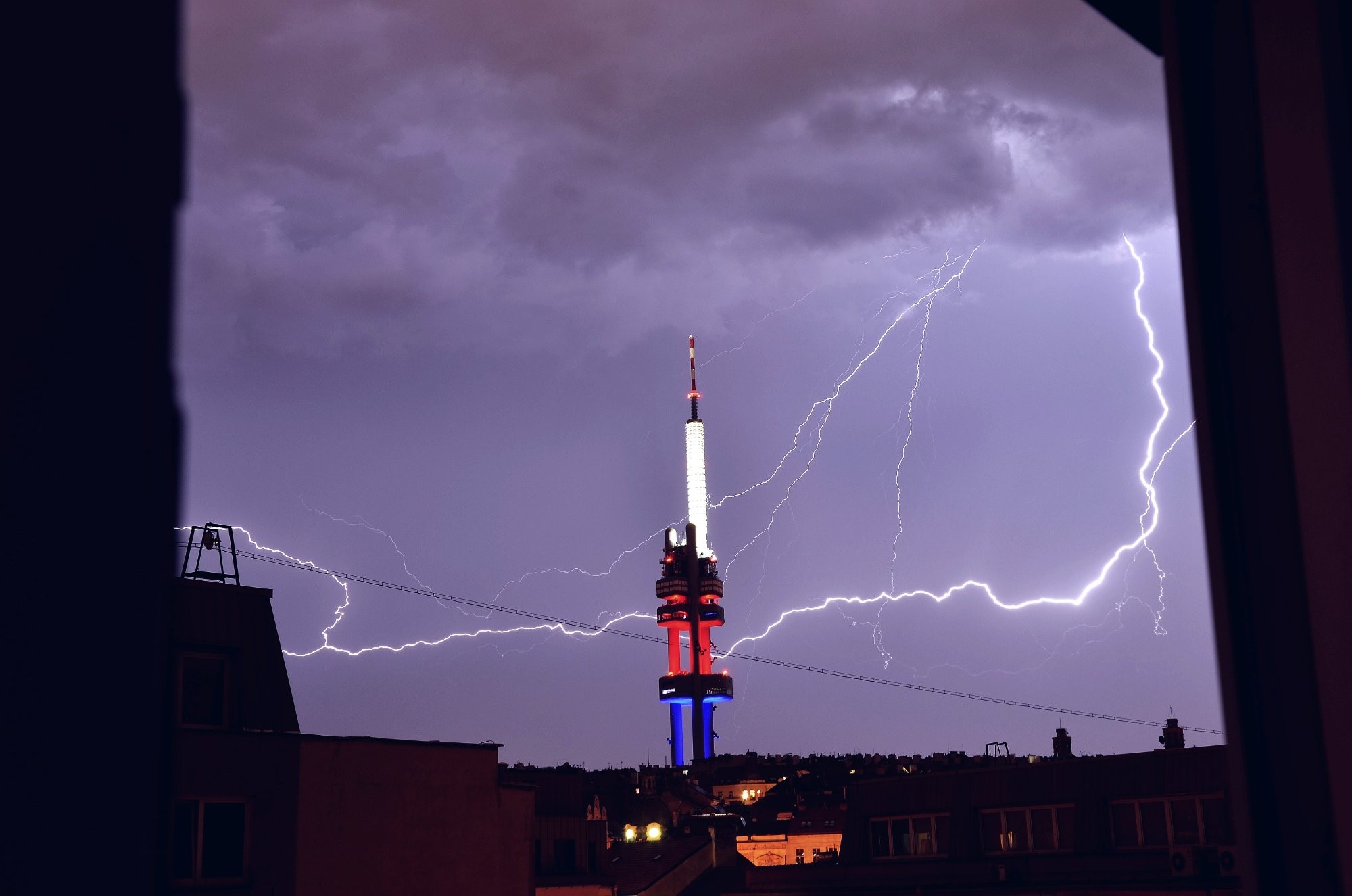 Bouřka nad pražským Žižkovem