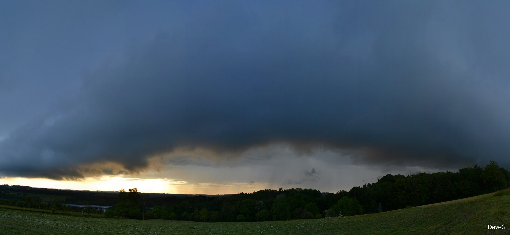 Shelf cloud na přeháňce