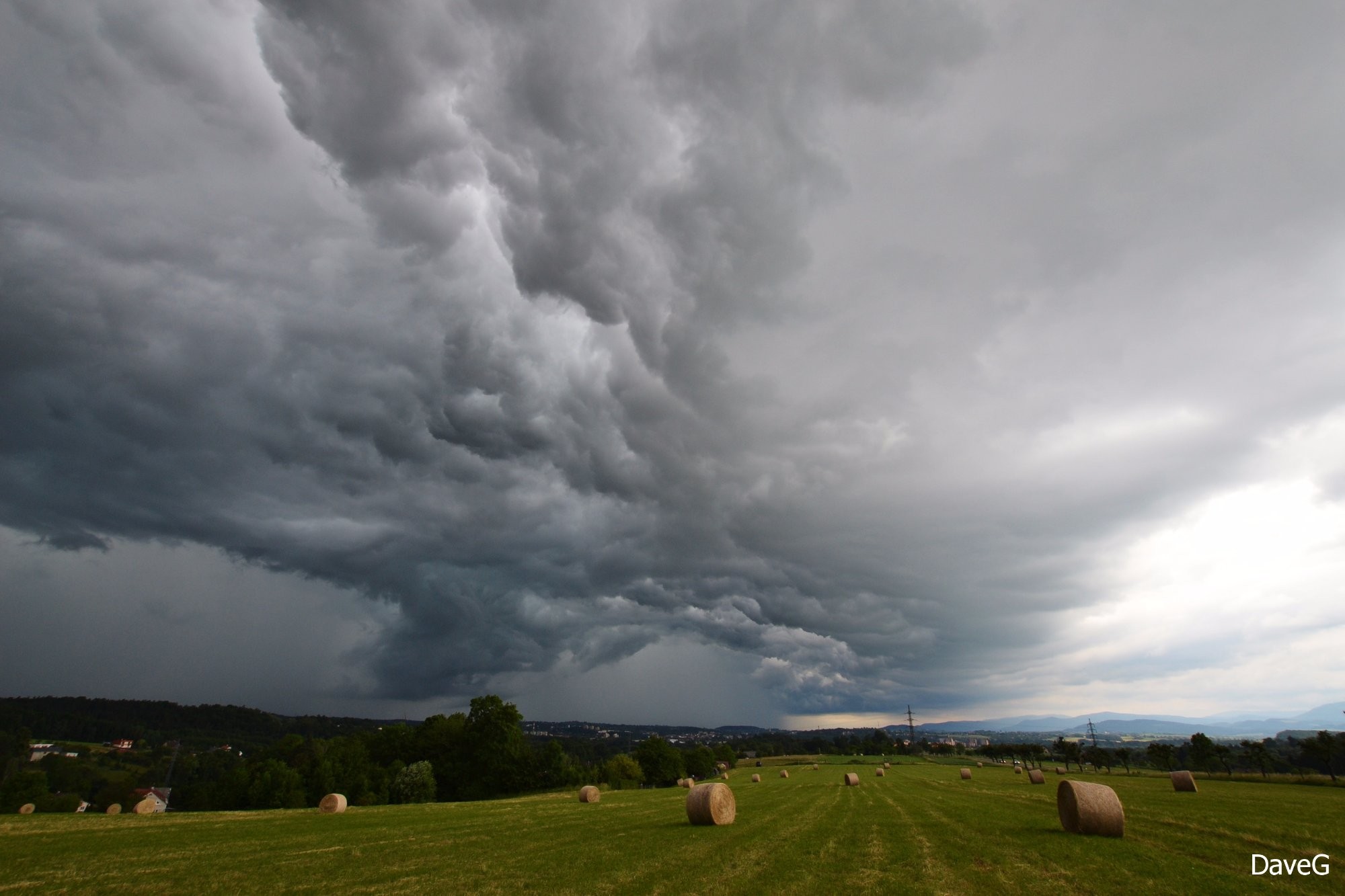 Pohledné čelo bouřky