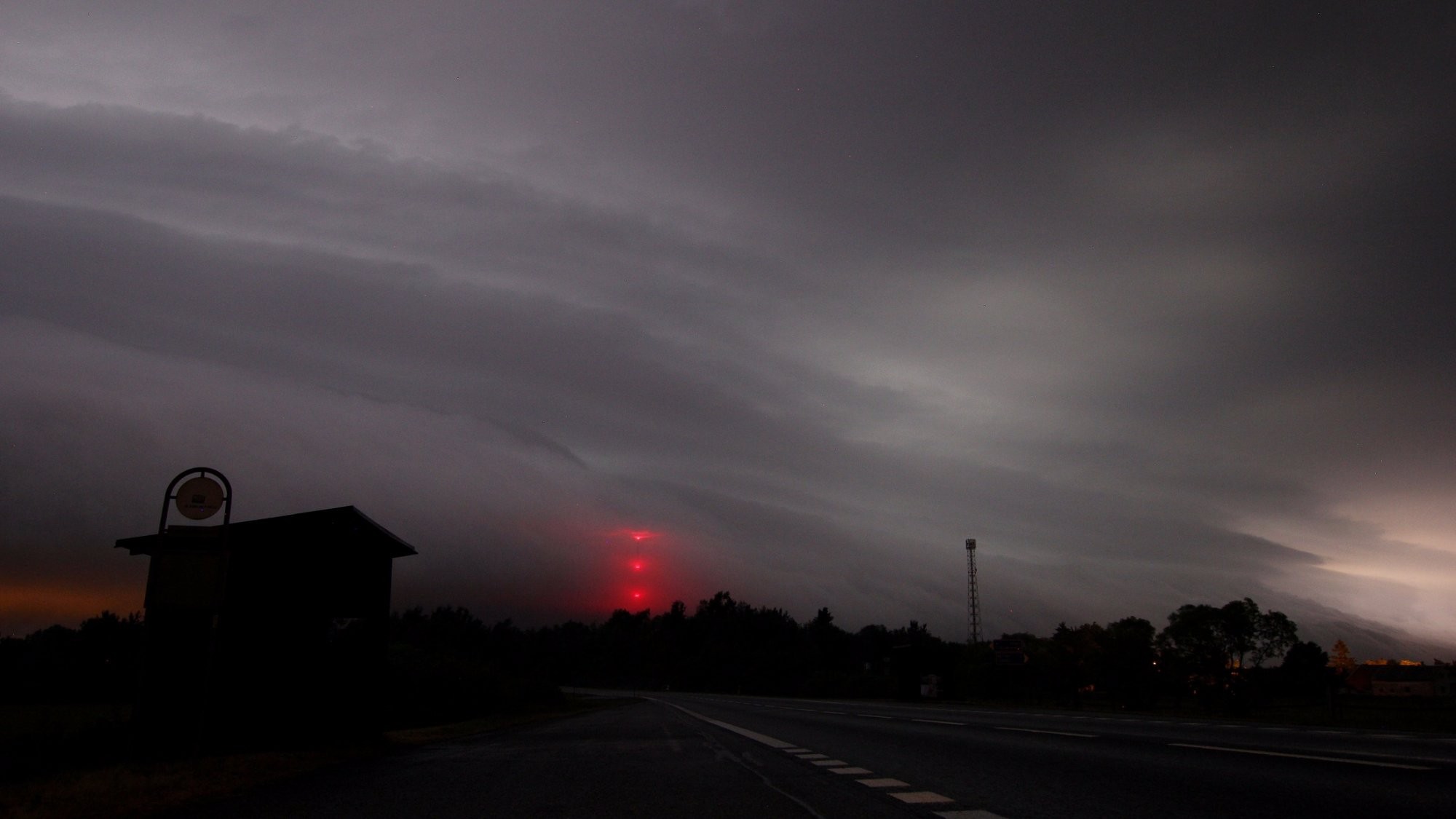 Přicházející bouřka na zastávku