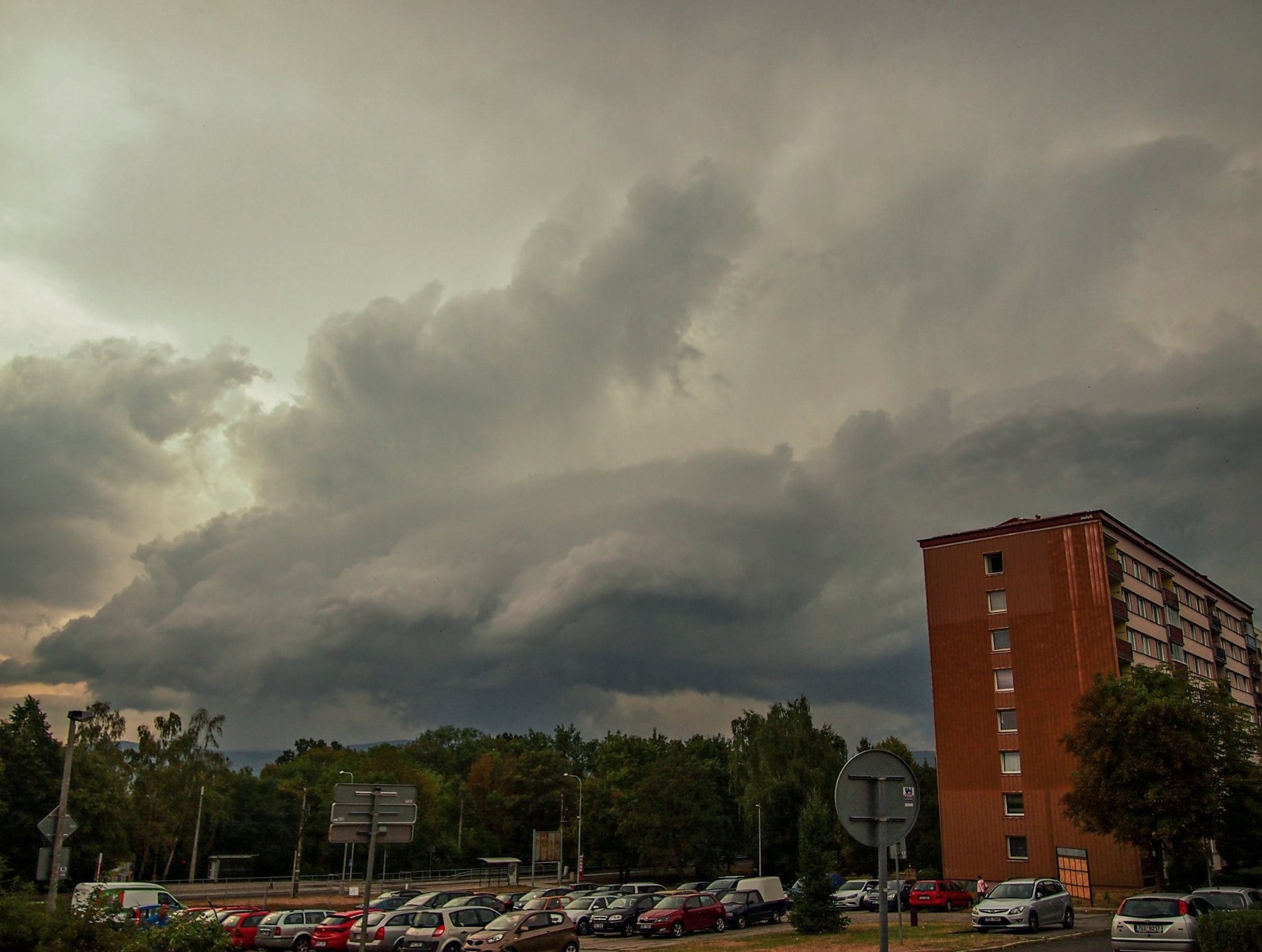 Vlnící se arcus nad sídlištěm