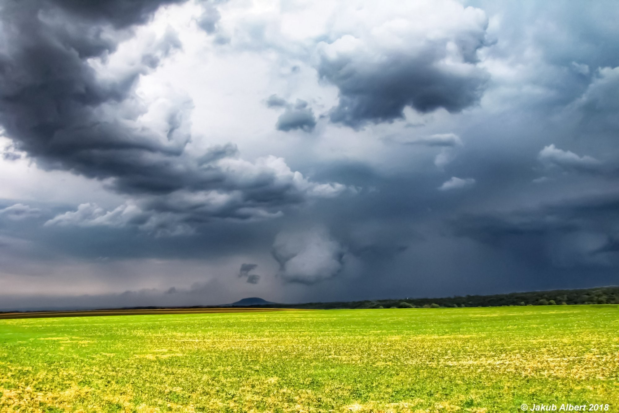 Odpolední bouřka nad Řípem