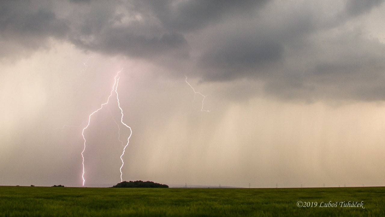 Blesky na odpolední bouřce