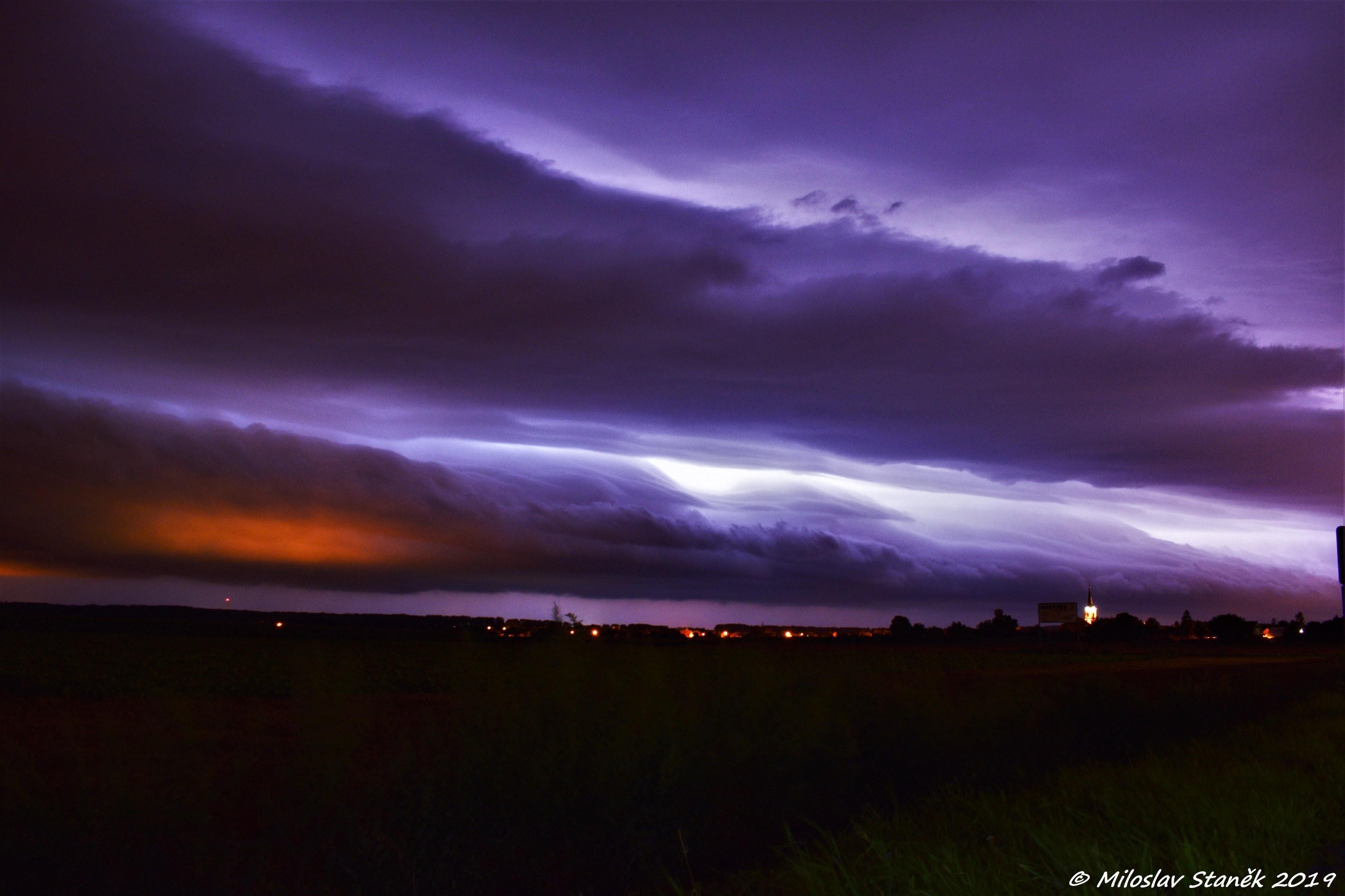 Půlnoční shelf cloud u Přerova
