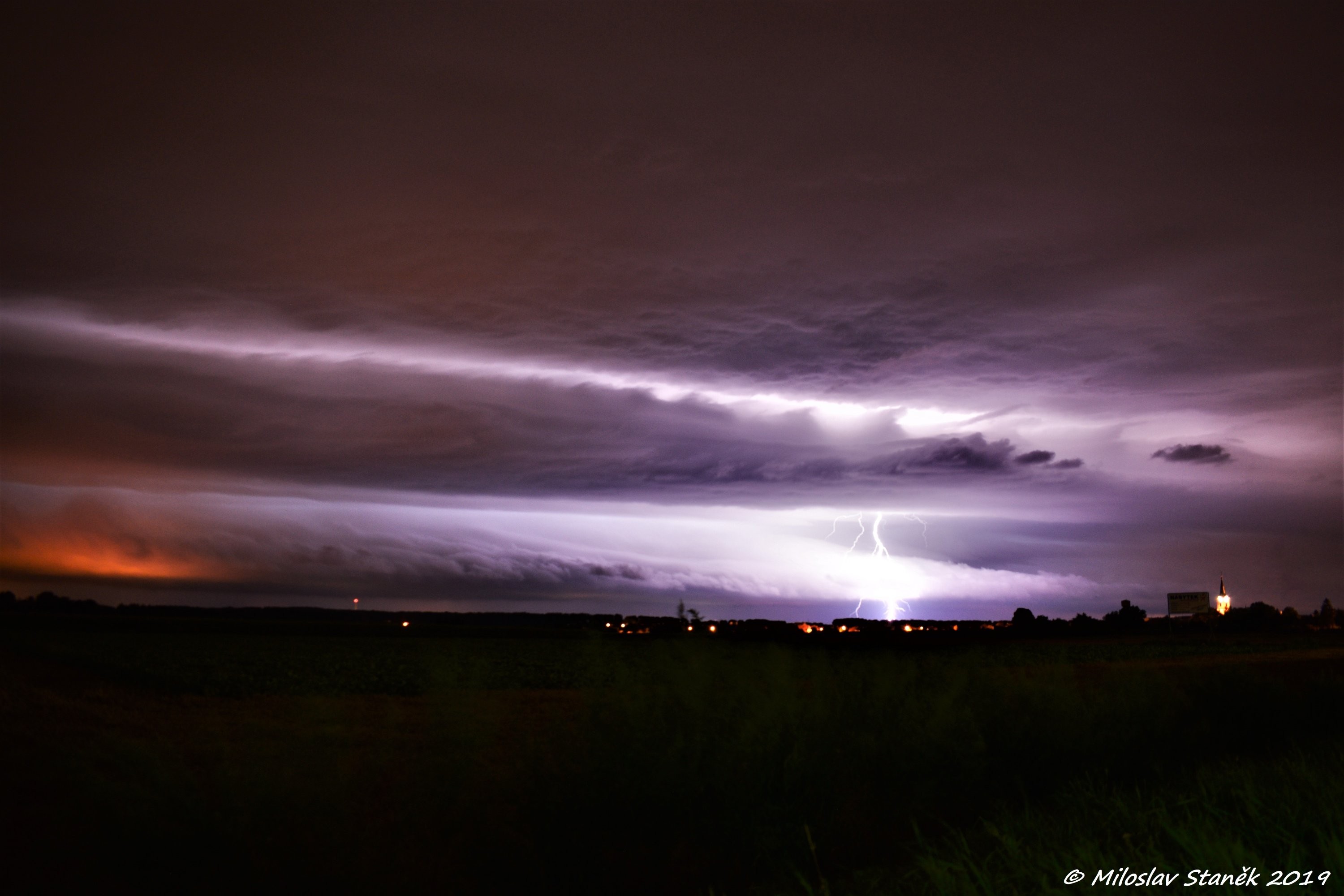 Obří shelf cloud minutu po půlnoci
