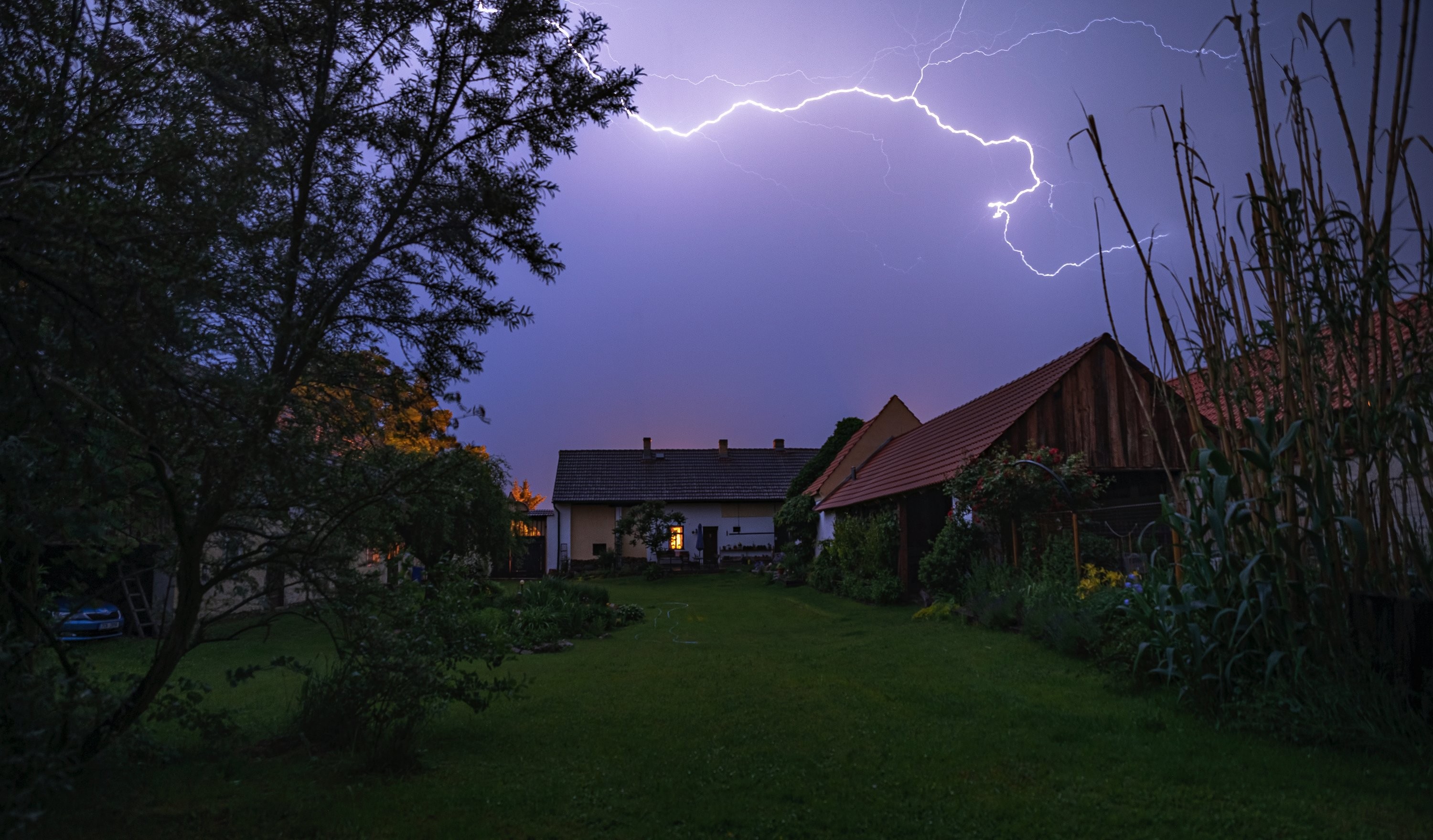 Blesk nad chalupou 