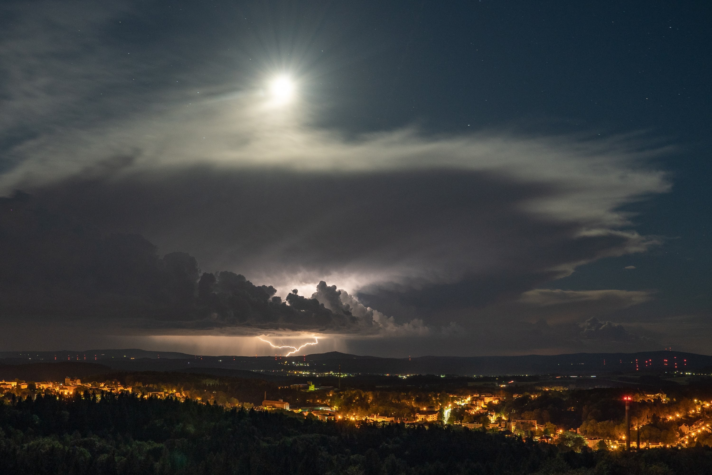 Tři zdroje světla v noci 