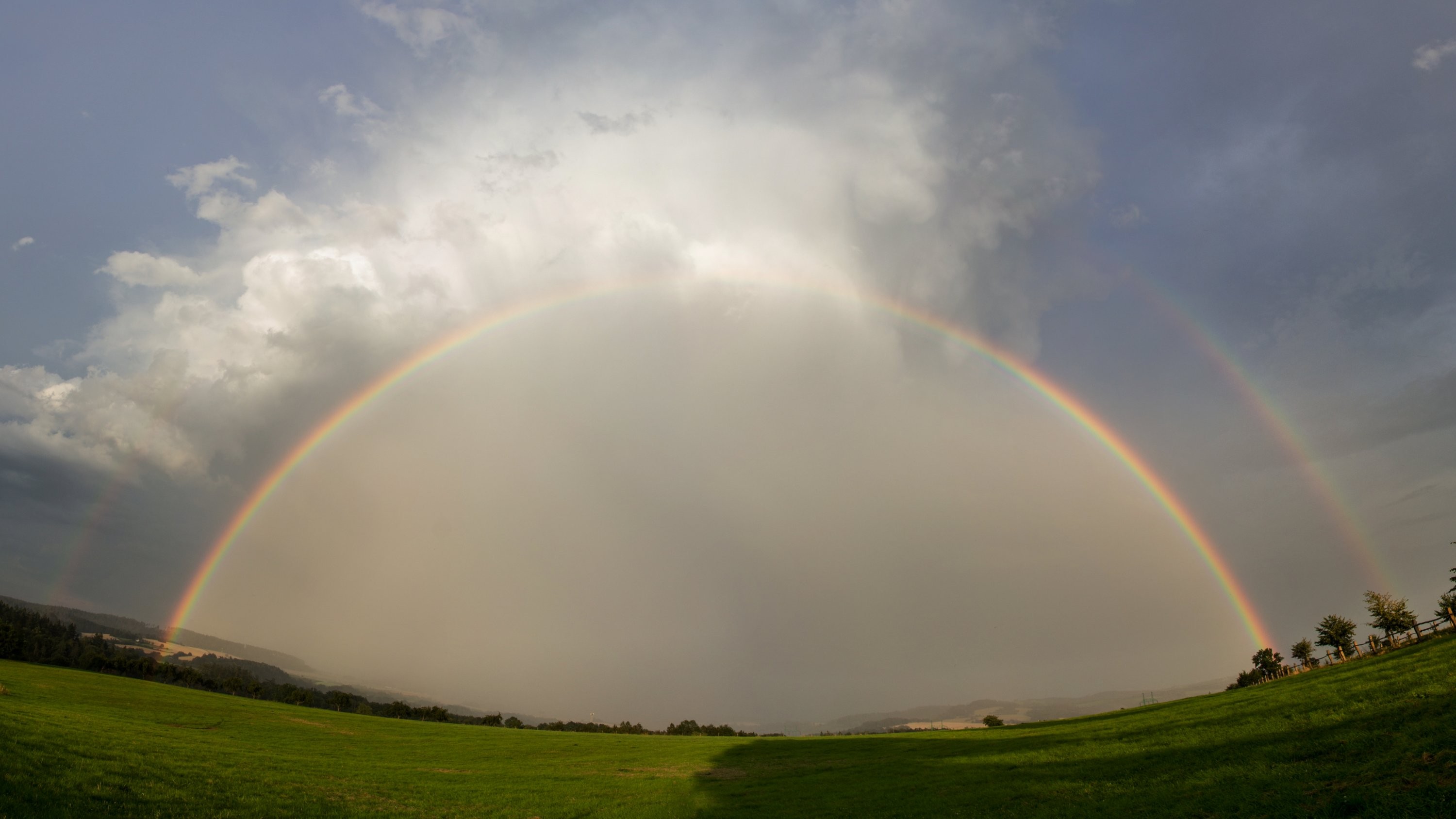 Dvojitá duha na zadní straně bouřky