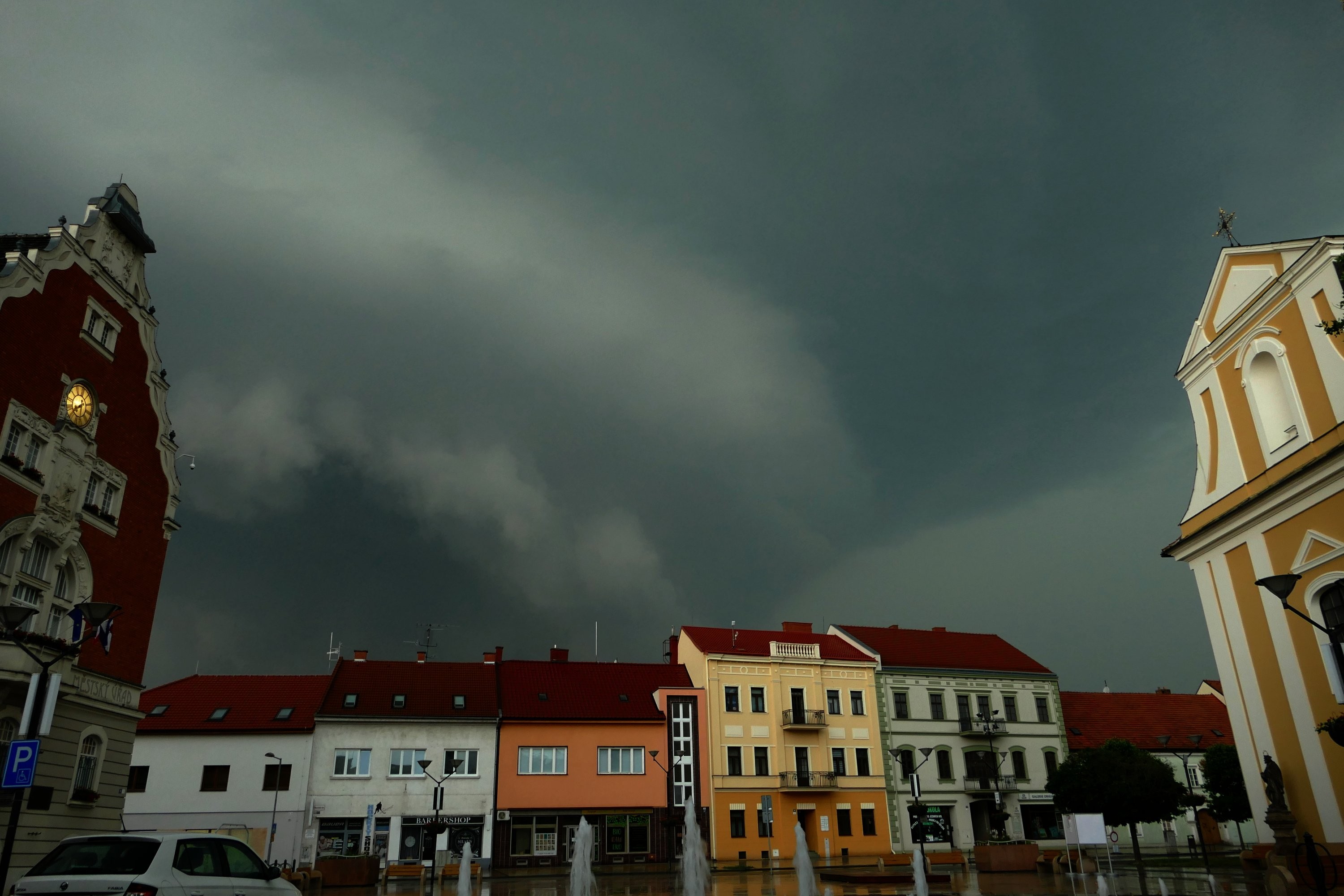 Supercela se nasouvá nad Haodonín.