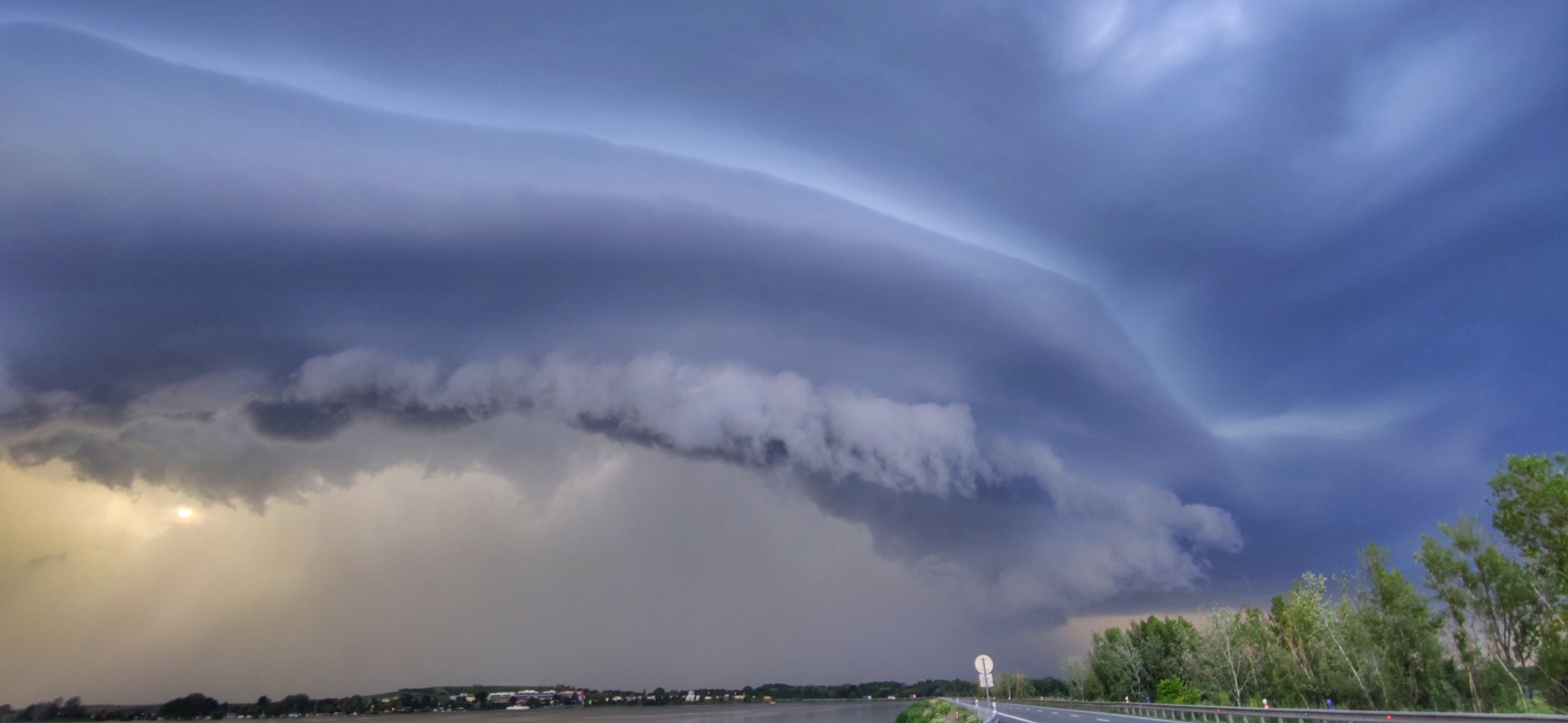Mohutný shelf-cloud na supercele 
