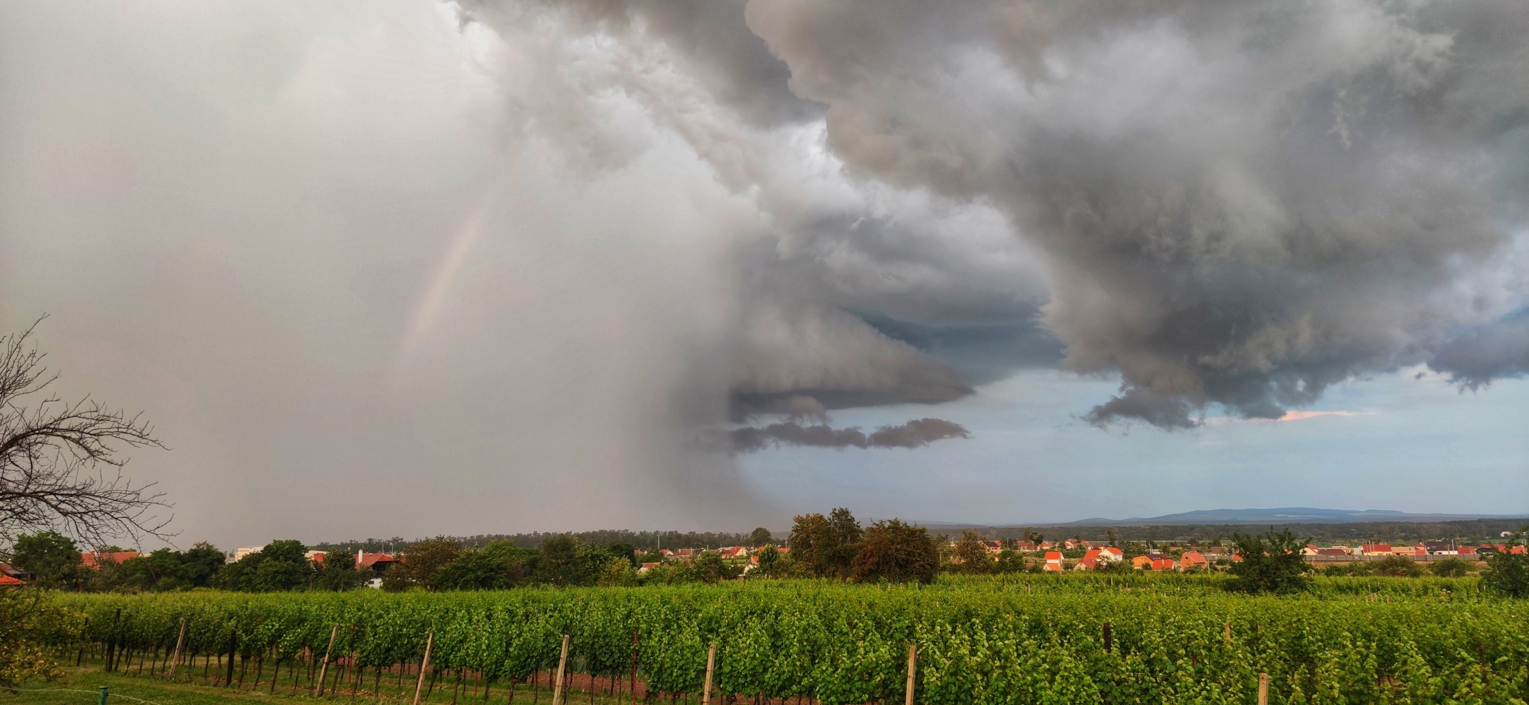 Downburst s wallcloudem a duhou