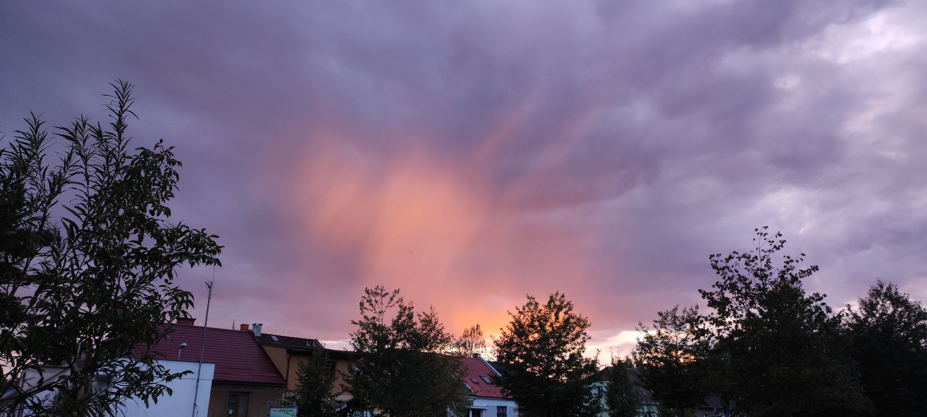 Nádherná přeháňka osvícená sluncem 