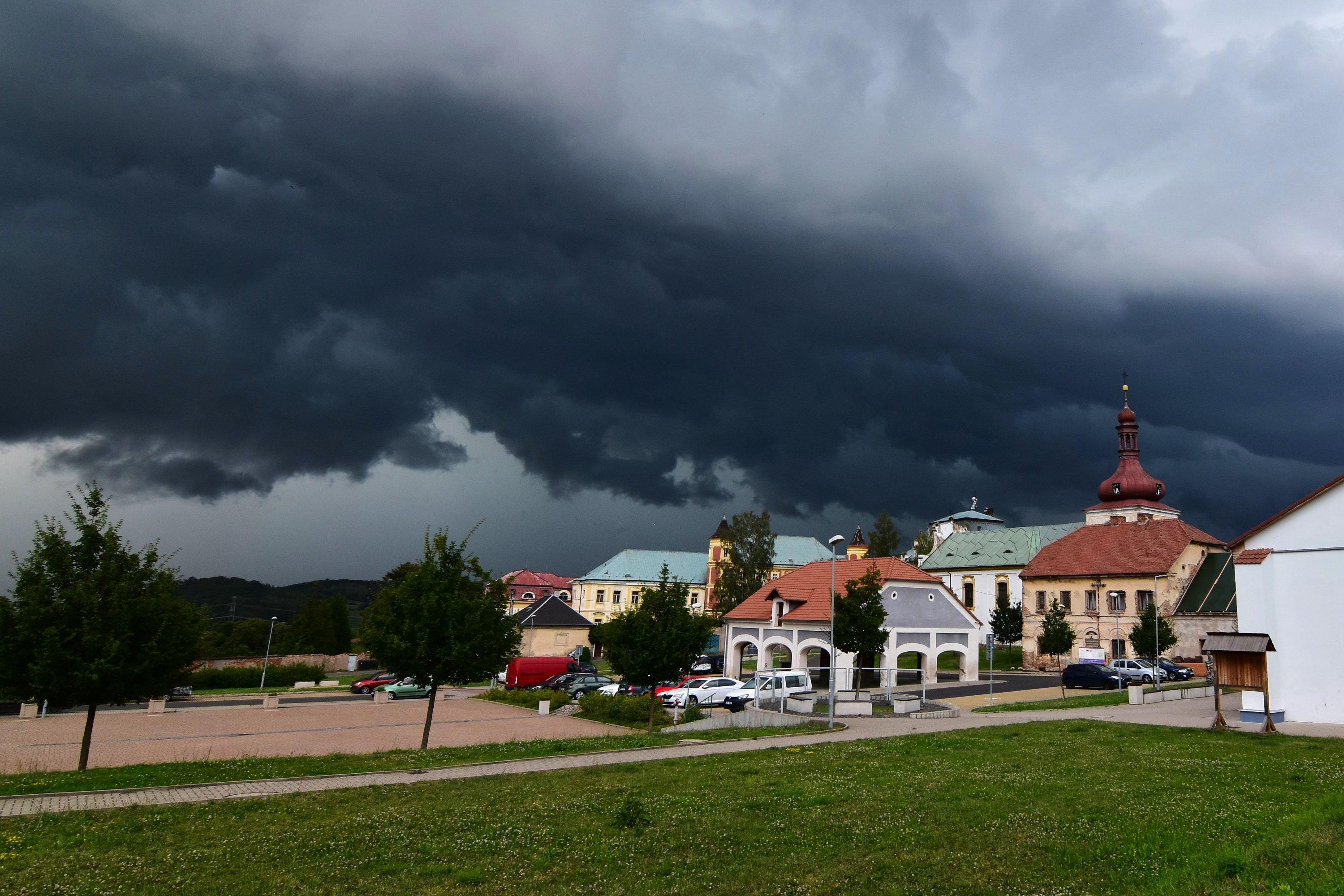 Bouřka nad náměstím v Kostomlatech