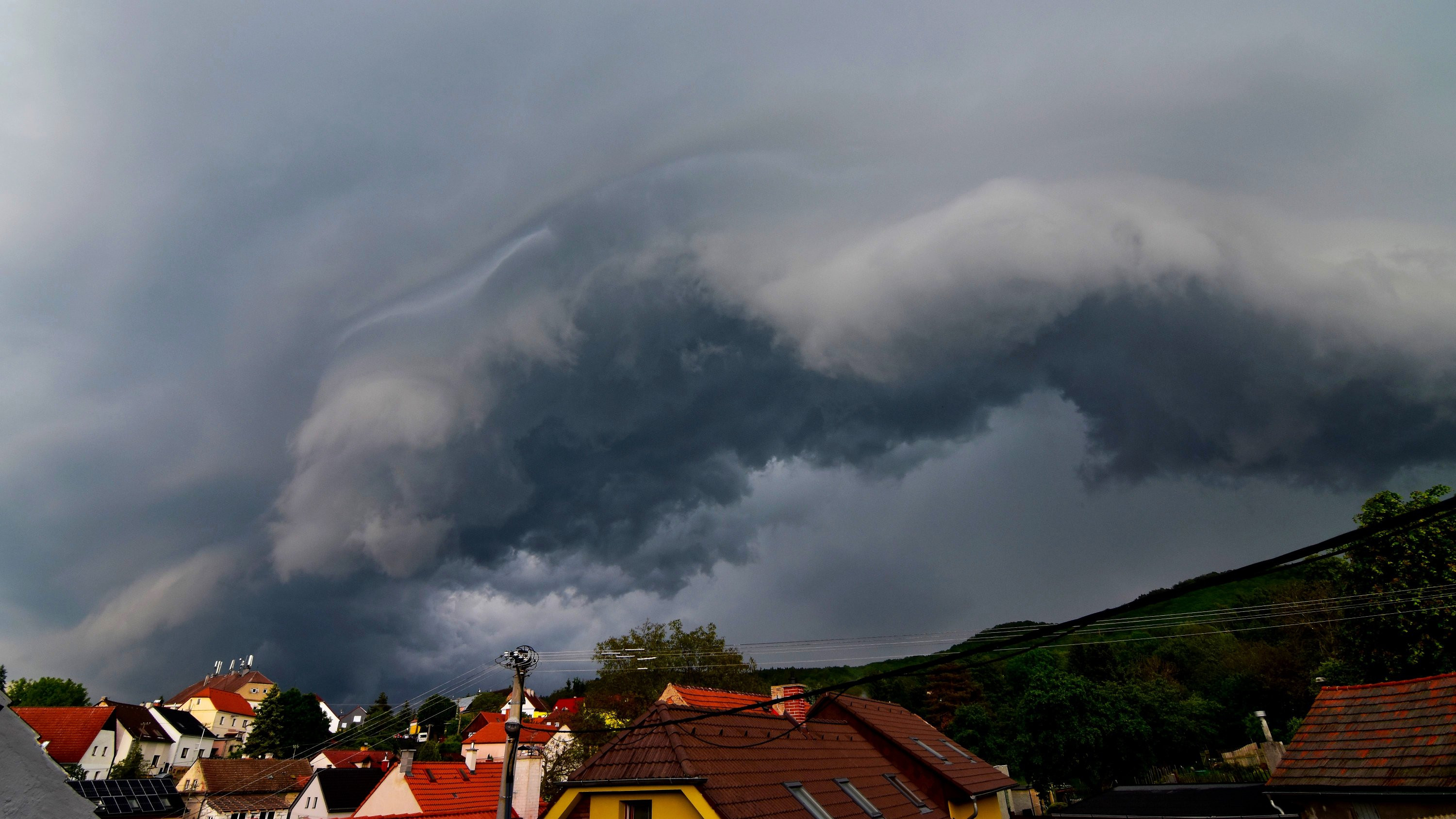 Bouřková oblaka nad středohořím 