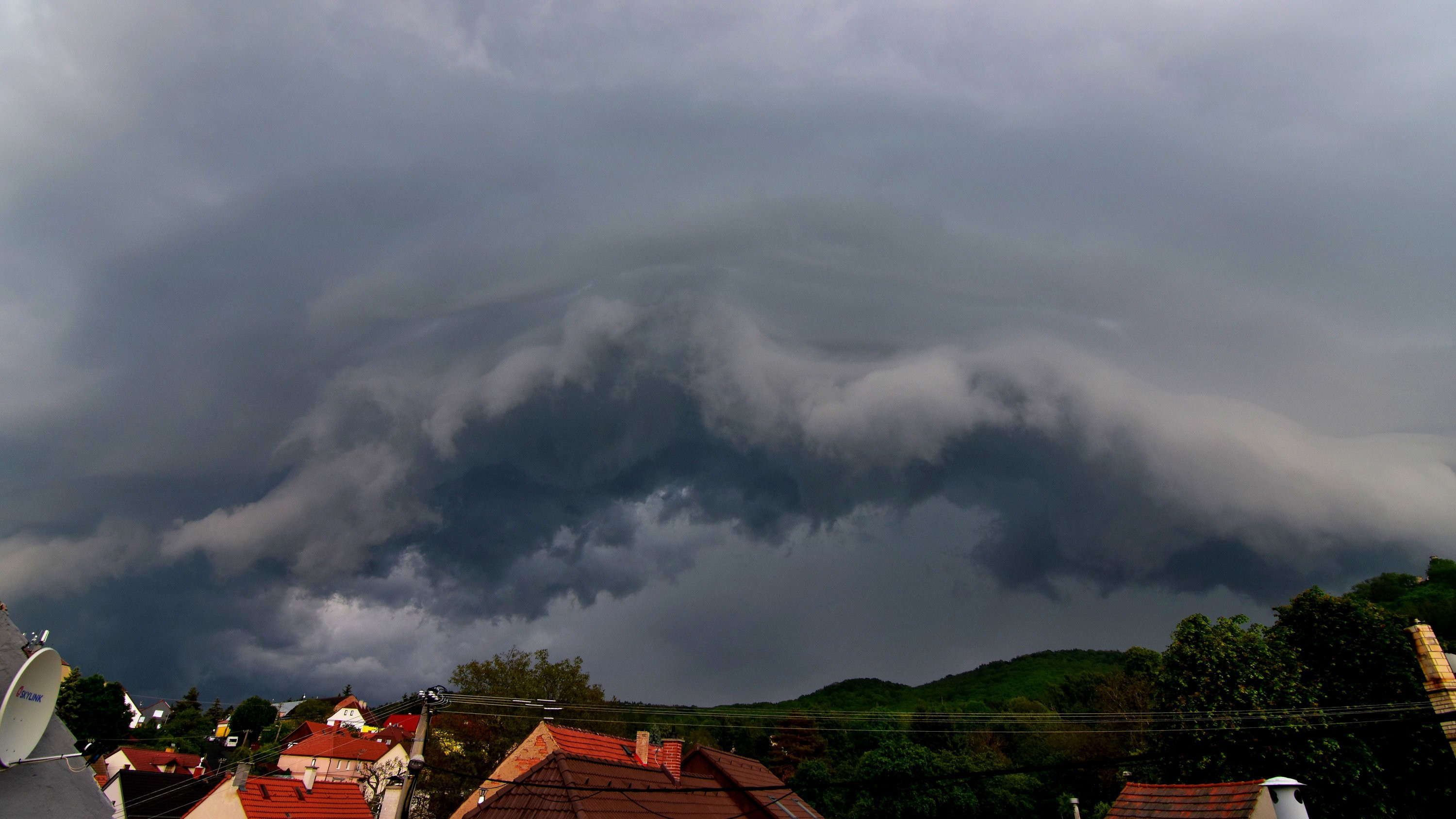 Bouřková oblaka nad středohořím 