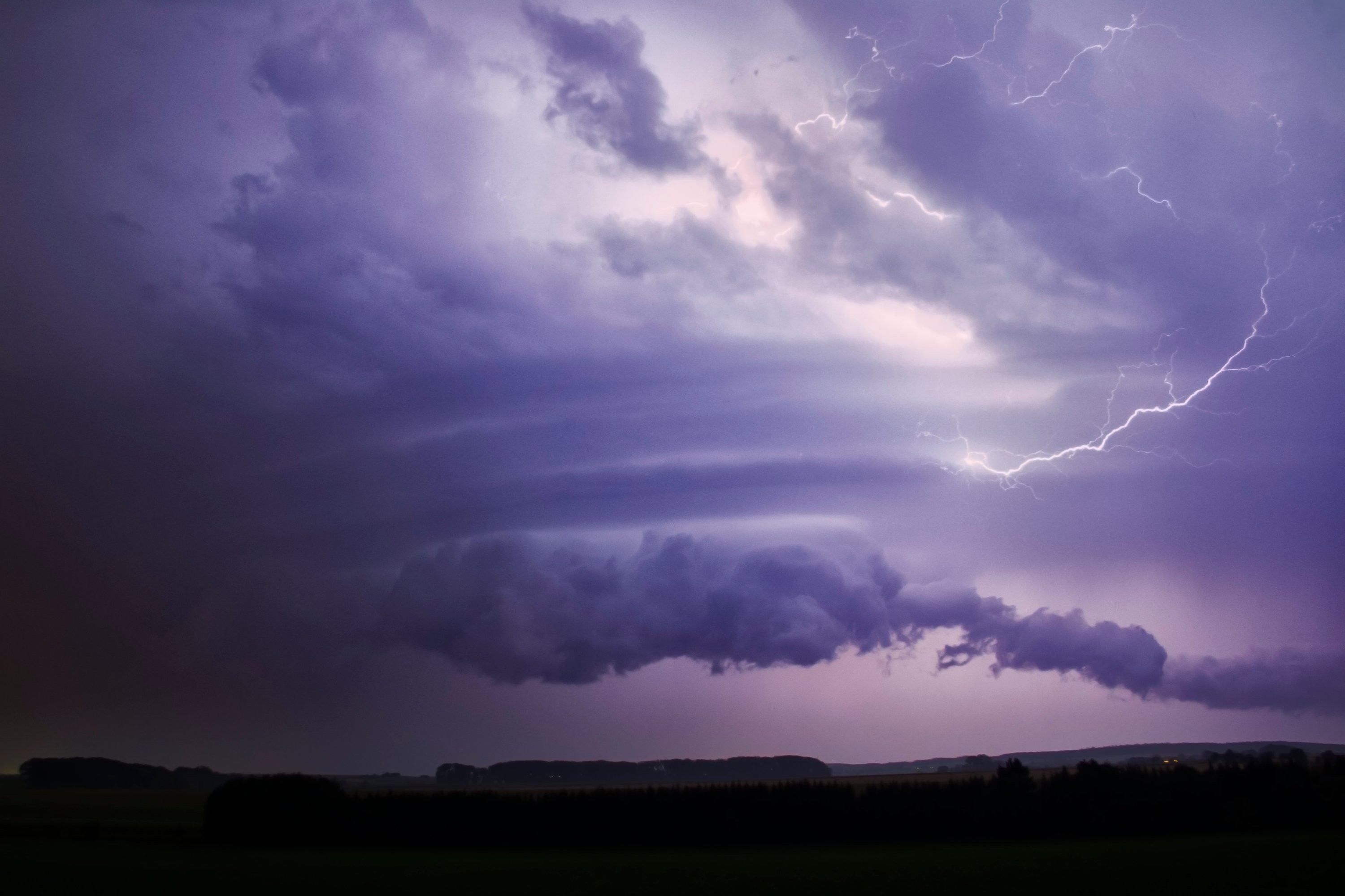 Noční supercela na Nymbursku