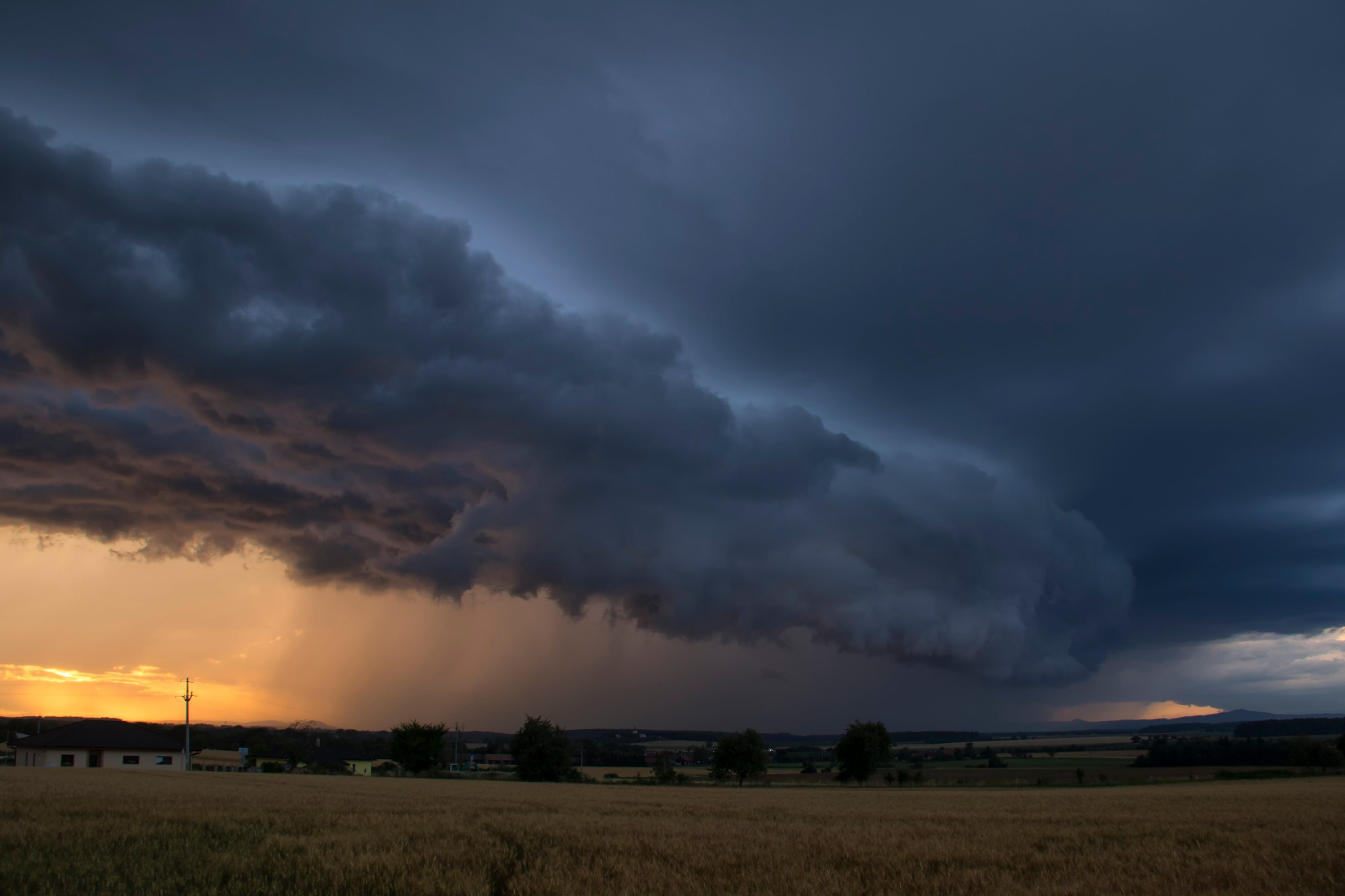Shelf cloud při západu slunce 